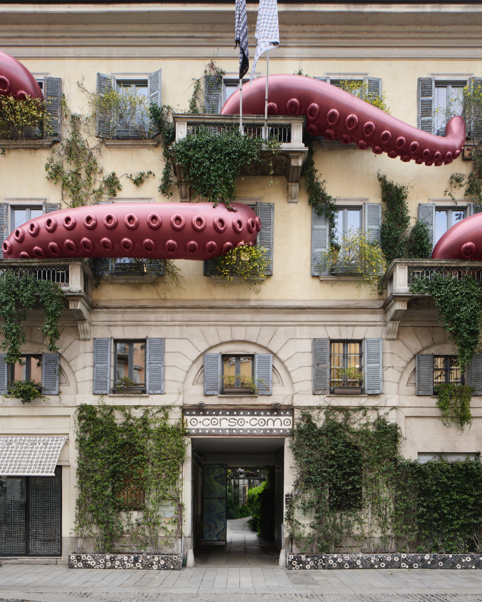 10 Corso Como x Moncler — Tentakel-Installation Milano Design Week 2026