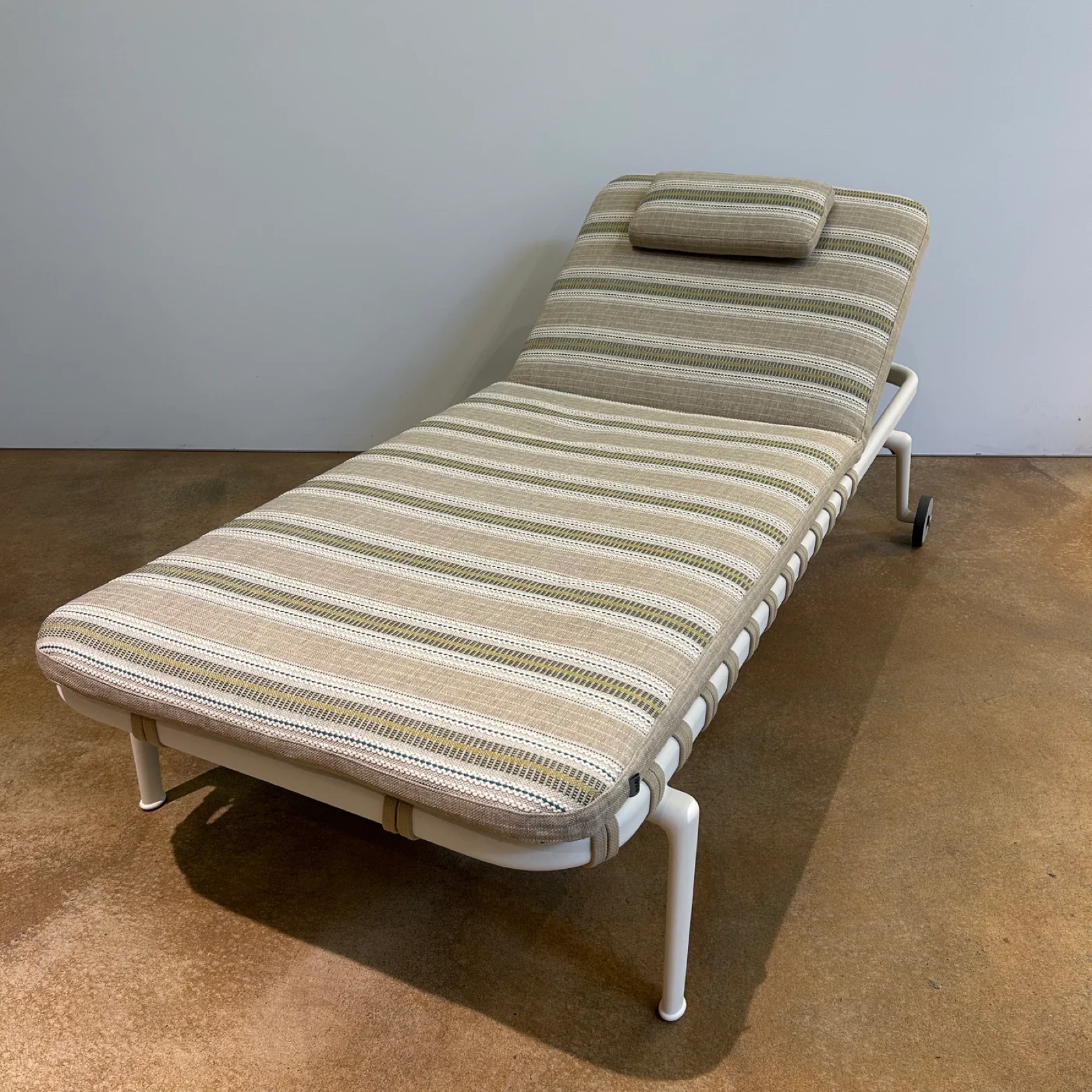 Erica '25 Liegebett von B&B Italia — beiger Wicker, heller Rahmen, weiche Polsterung.