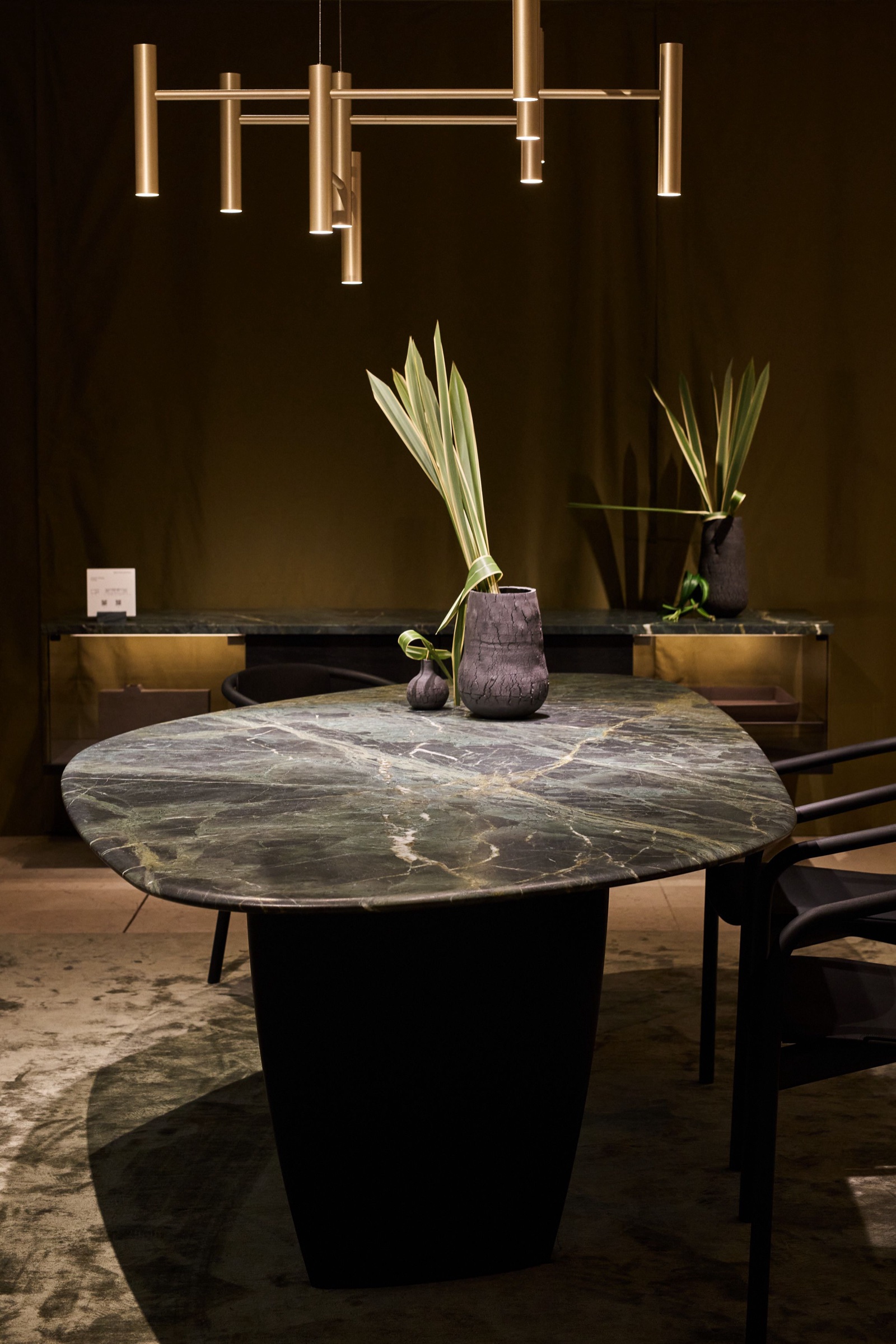Mit dem neuen Amorin Table von Wolfgang C. R. Mezger zeigt die Marke, wie warm, klar und architektonisch das Material wirken kann.