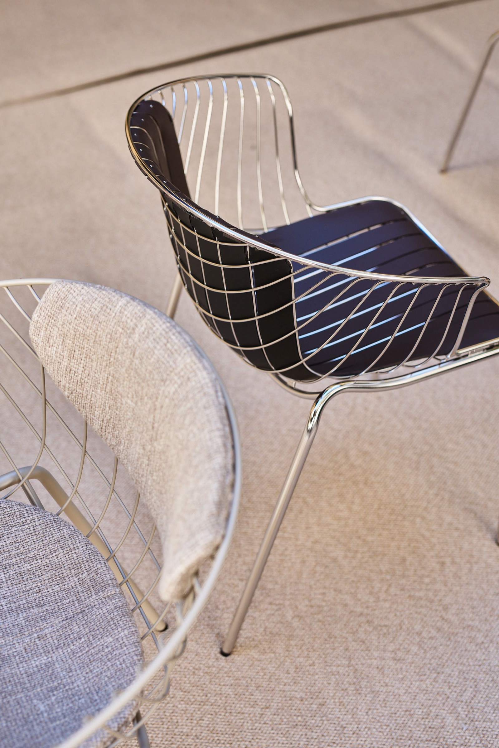 Ayabi Chair von Dai Sugasawa für Walter Knoll — Chrom-Gestell mit Stoff und Leder verwoben.