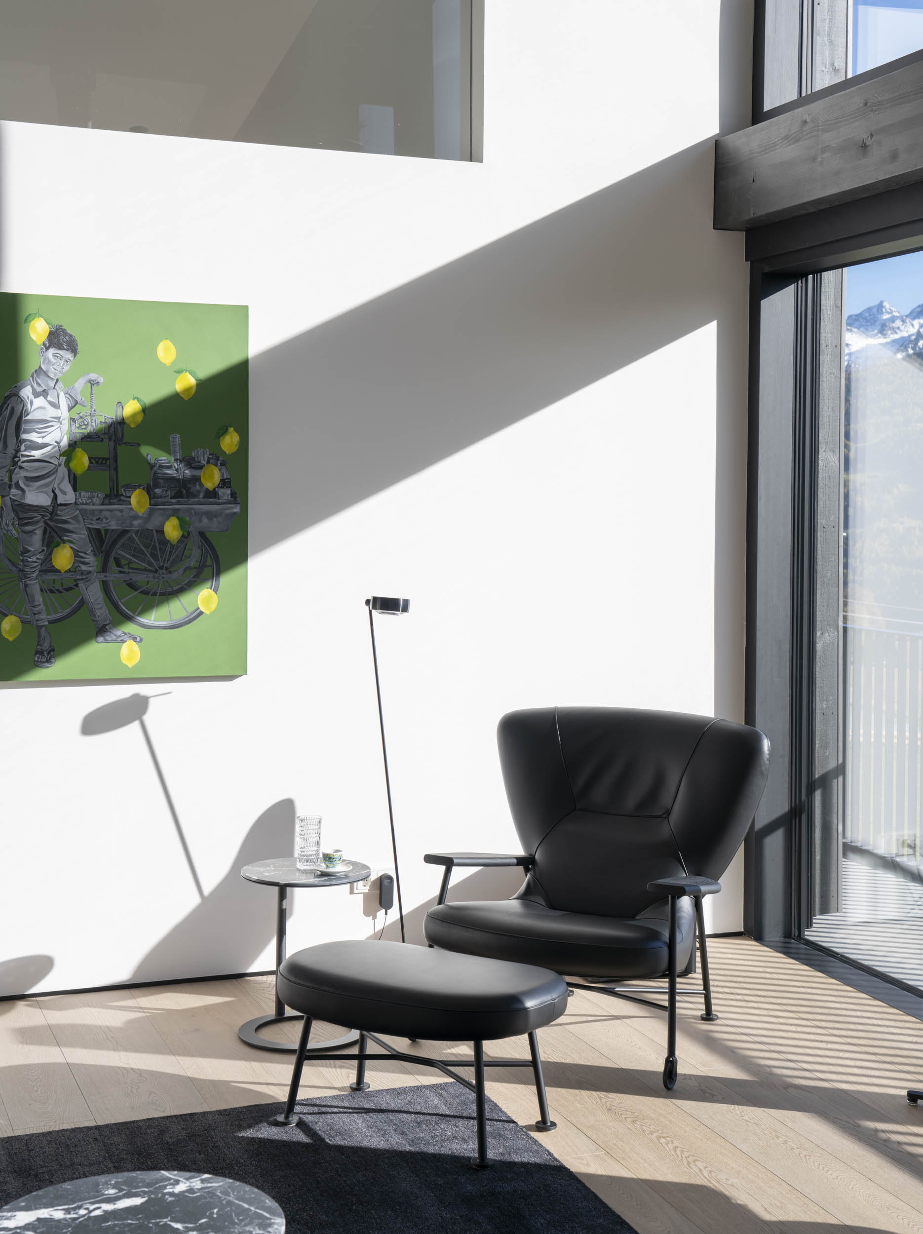 Shinzo Sessel von Walter Knoll vor Kunstwerken der Bauherrin
