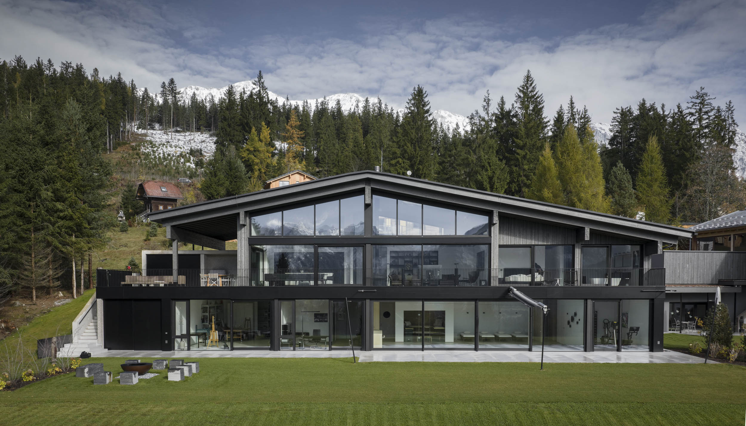 Wohnhaus in Ramsau am Dachstein – verglaste Rückfassade mit Alpenpanorama