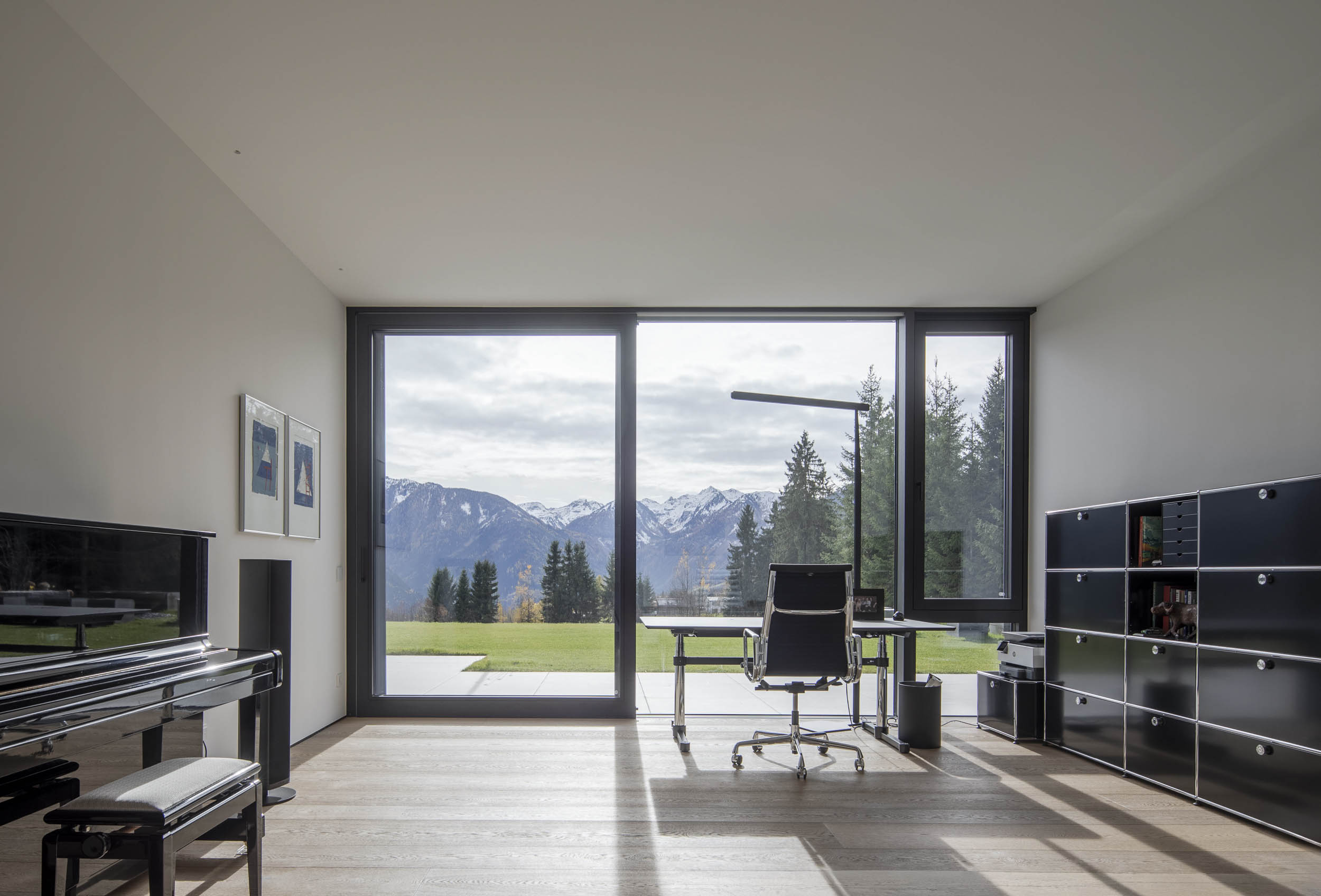 Arbeitszimmer mit USM Haller Sideboard und Vitra Aluminium Chair EA 117