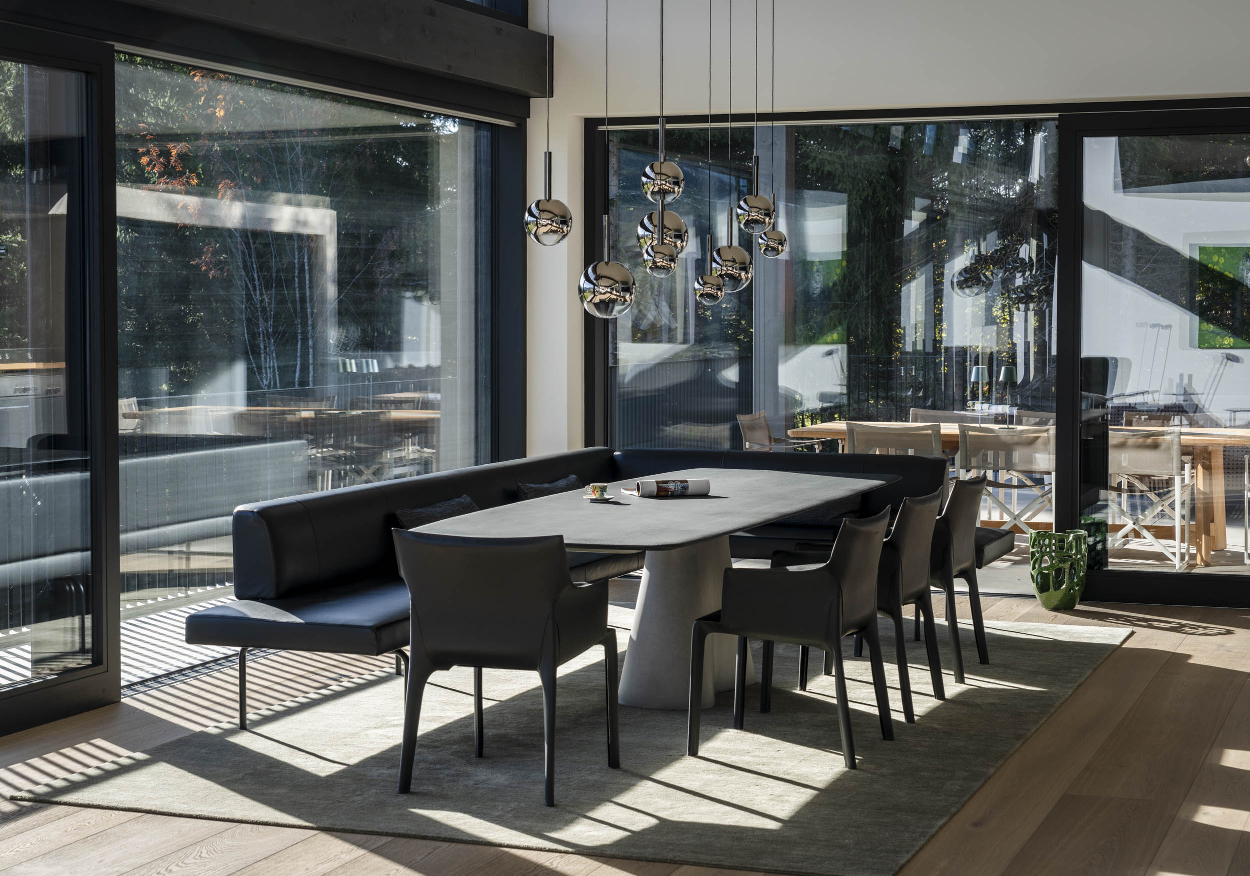 Essbereich mit Walter Knoll Temno Table und Tom Dixon Mirror Ball Pendants