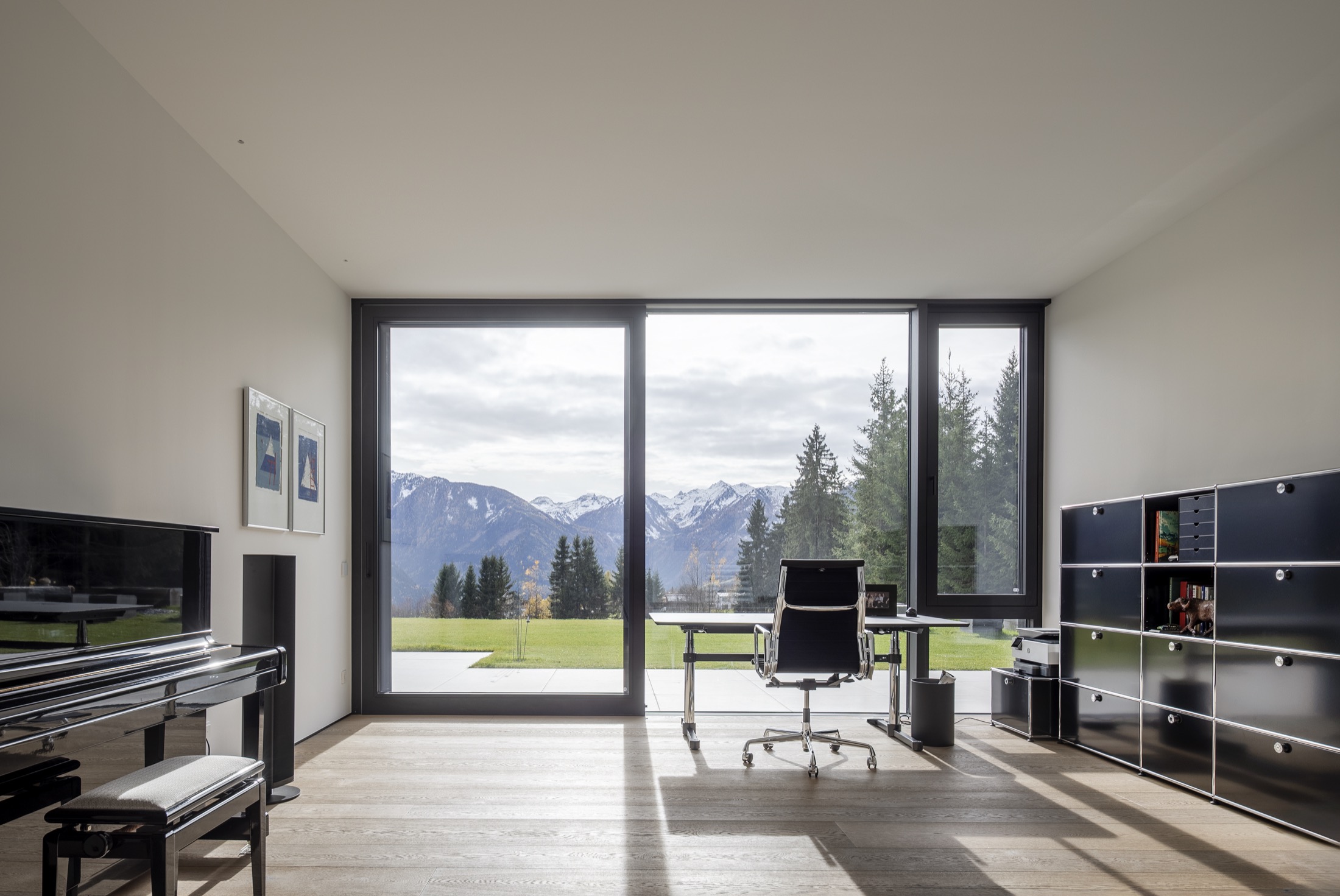 Arbeitszimmer mit Flügel, USM Haller Sideboard und Bergpanorama