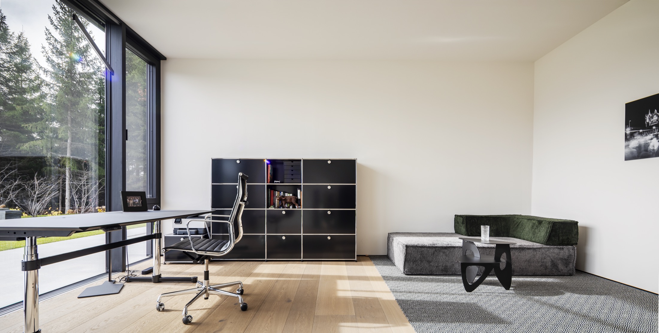 Arbeitszimmer mit USM Haller Sideboard und Trio-Sitzelement von COR
