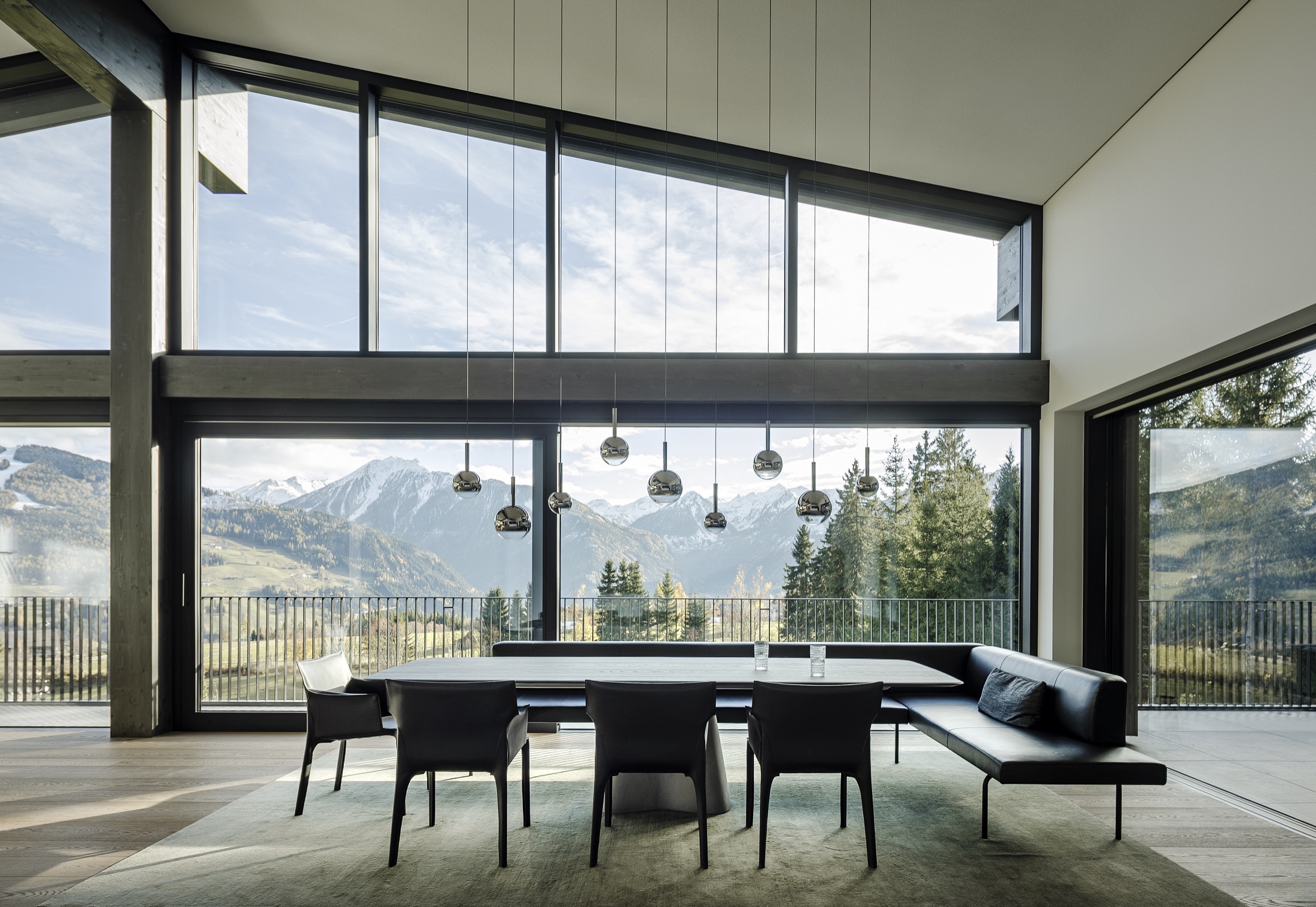 Essbereich mit Temno Table und Bank Ison von Walter Knoll, Leuchten Luna von Occhio
