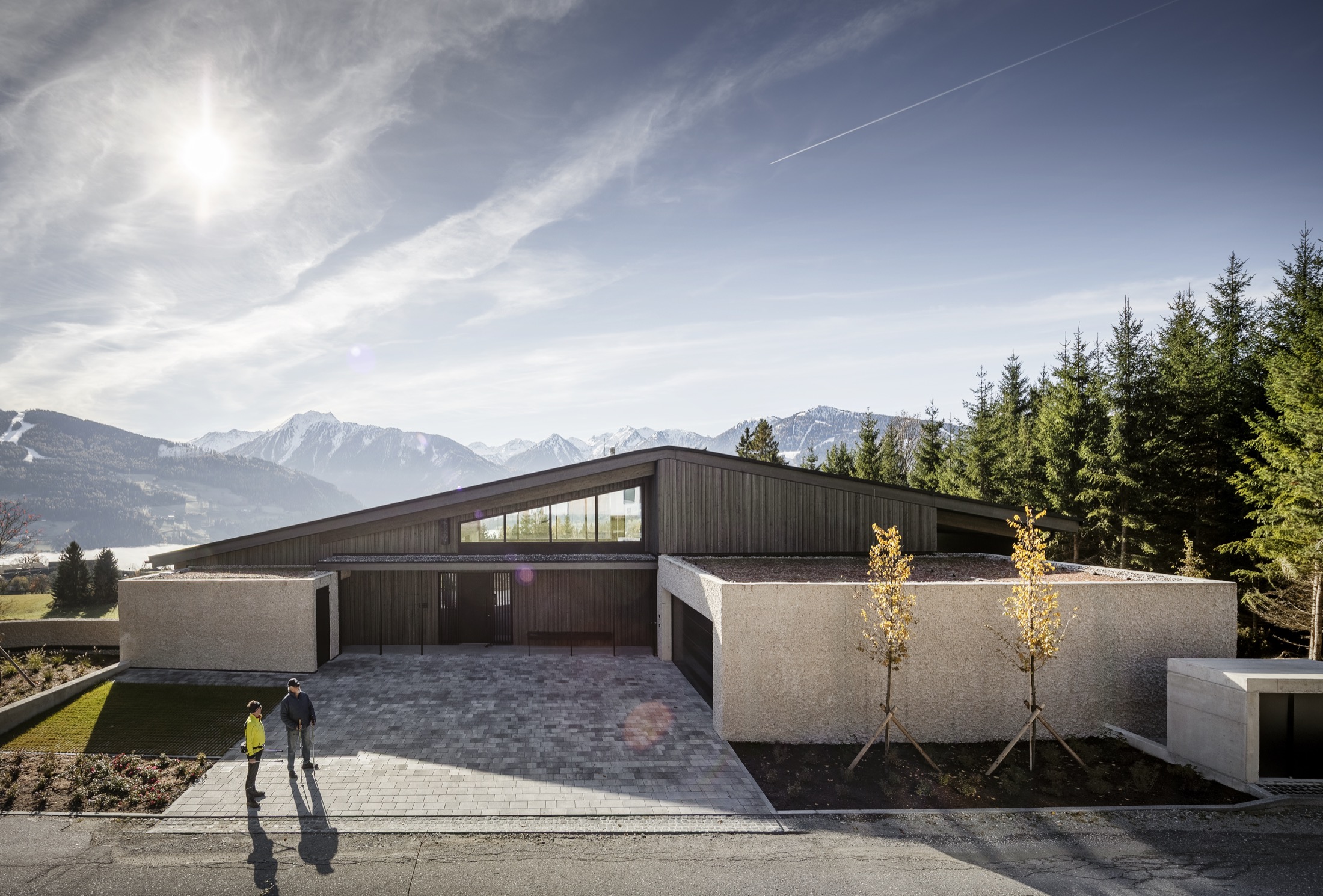 Wohnhaus in der Morgensonne mit Alpenpanorama