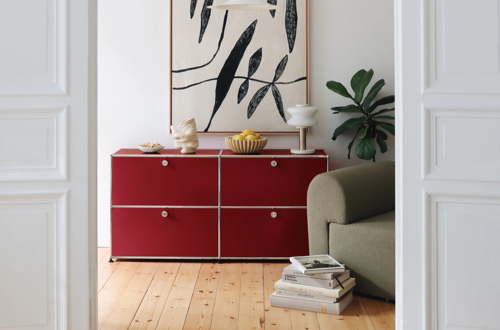 USM Haller Sideboard in Rubinrot im Wohnzimmer – modulares Systemmöbel bei architare