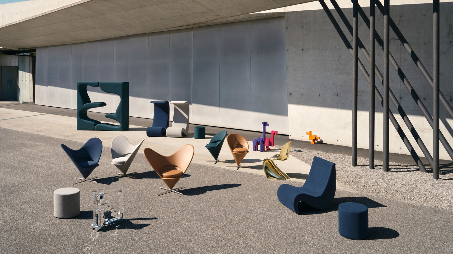 Vitra Design-Klassiker von Verner Panton auf dem Vitra Campus – Heart Cone Chair, Cone Chair und Panton Chair