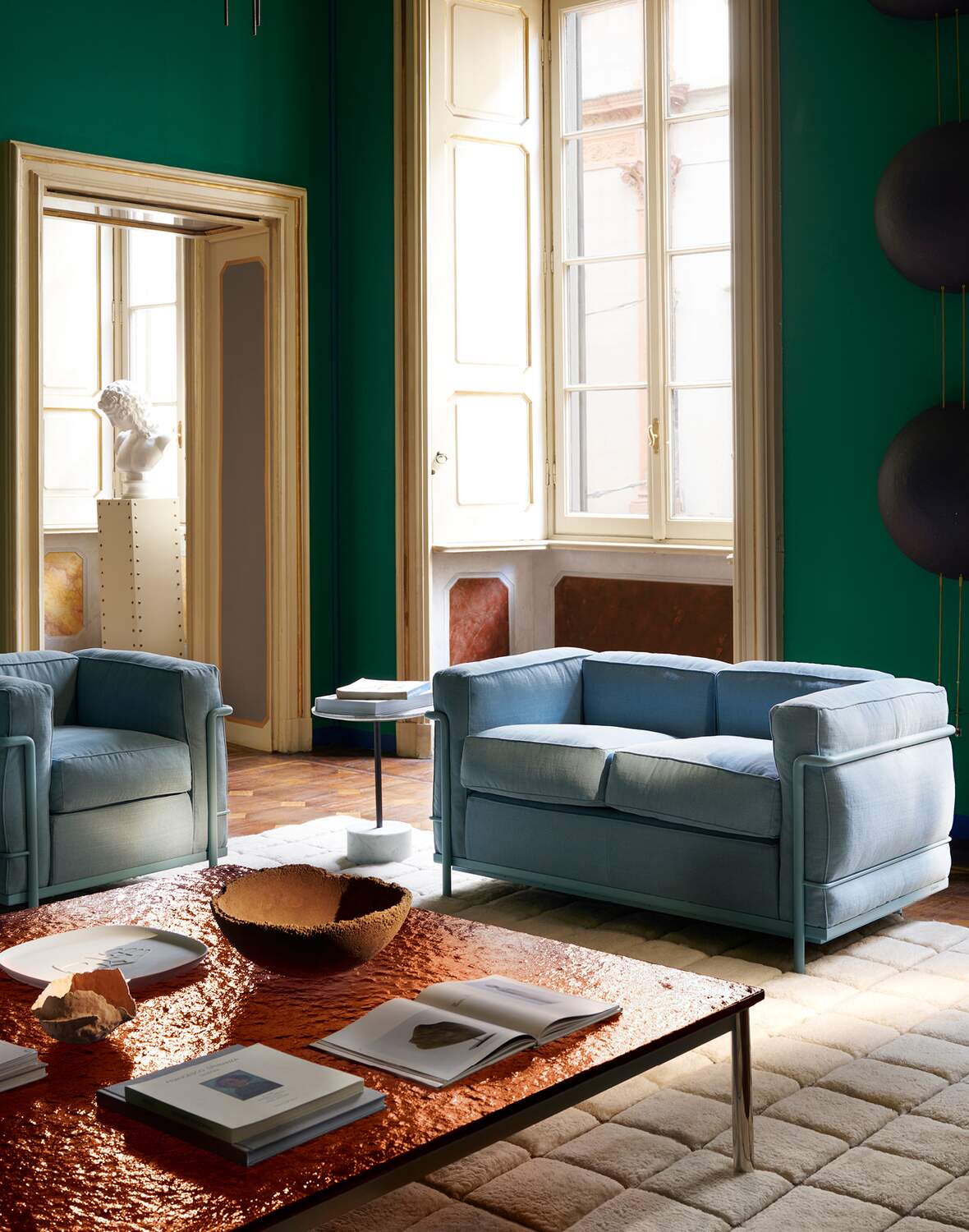 Cassina LC2 Sessel und Sofa von Le Corbusier, Jeanneret und Perriand – Designklassiker der iMaestri-Kollektion bei architare