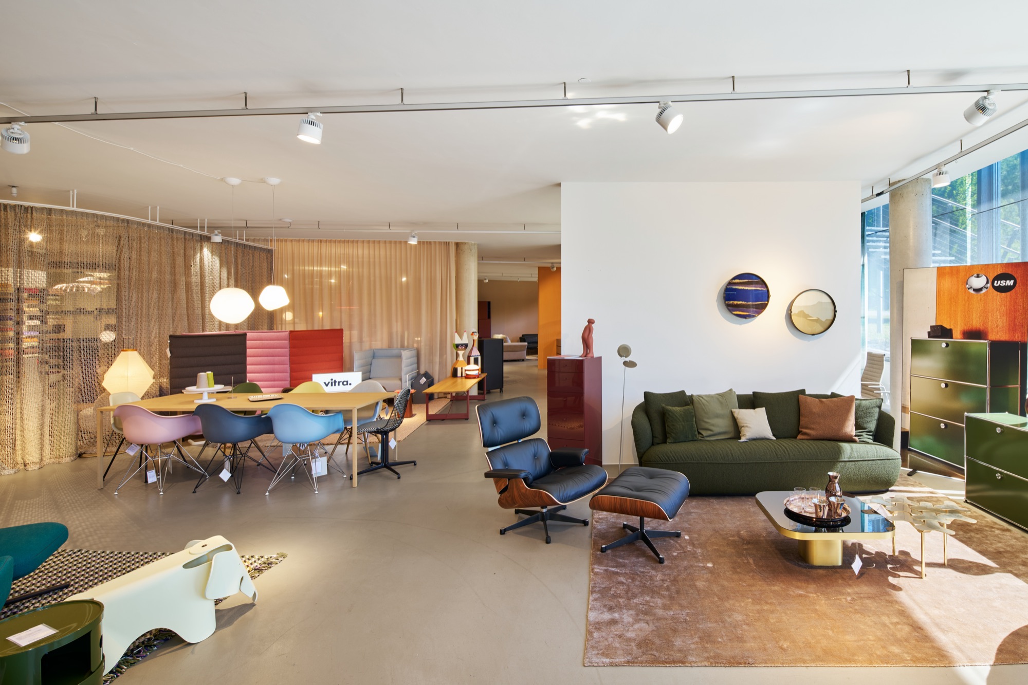 Vitra Klassiker probesitzen in der Ausstellung bei architare in Nagold