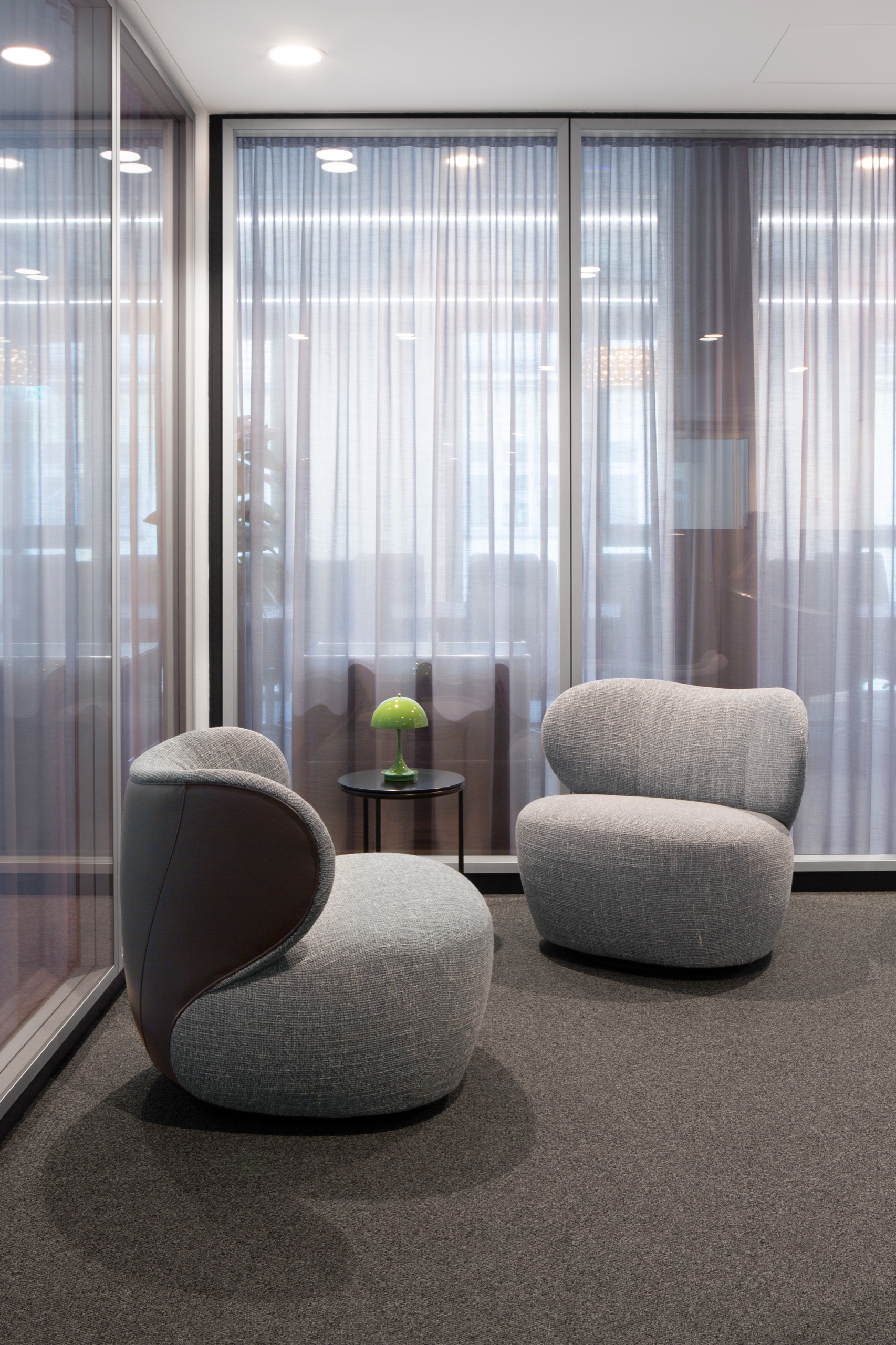 Zwei Bao Sessel und OKI Beistelltisch von Walter Knoll vor Vorhängen