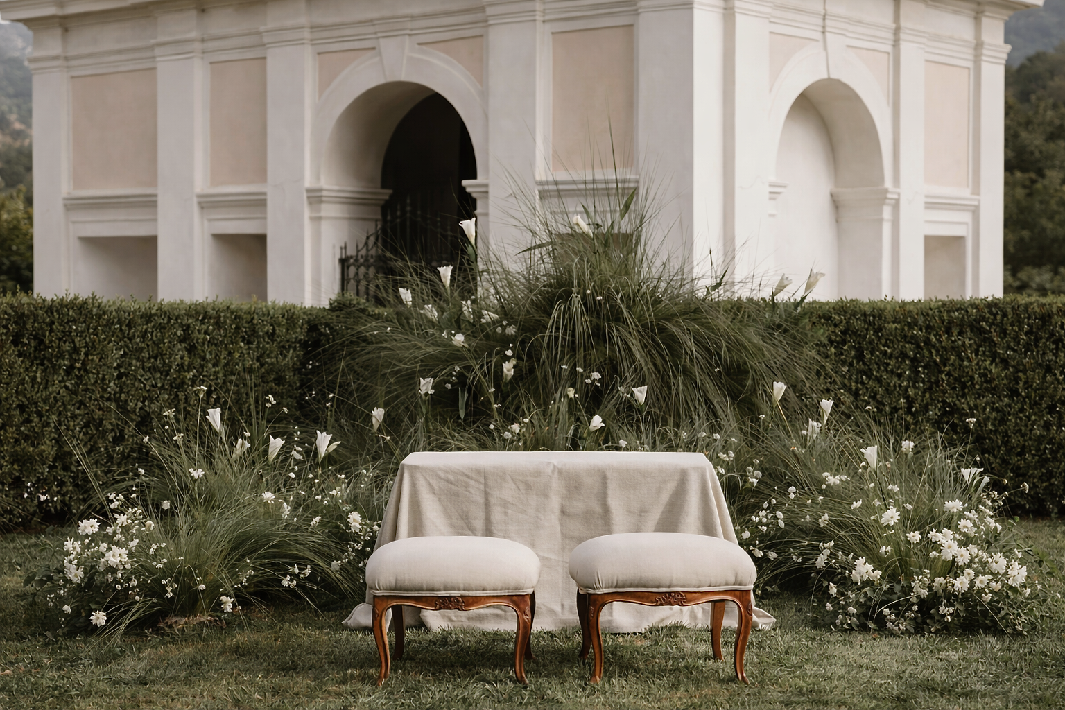 Cerimonia di matrimonio intima in giardino con altare minimalista e sedute per il rito.