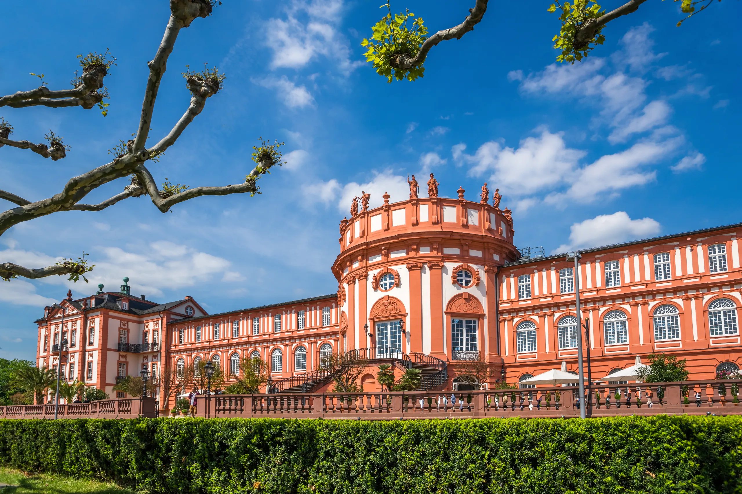 Schloss Biebrich am Rheinufer in Wiesbaden – Einsatzgebiet der Tatortreiniger Spezialisten in Wiesbaden