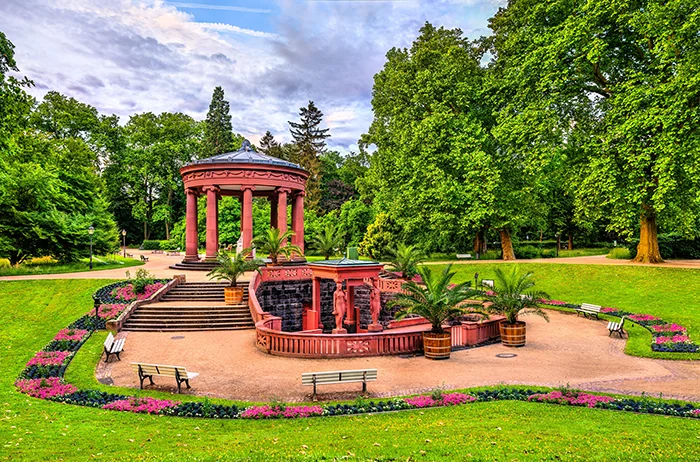 Elisabethenbrunnen im Kurpark von Bad Homburg vor der Höhe – Einsatzgebiet der Tatortreiniger Spezialisten