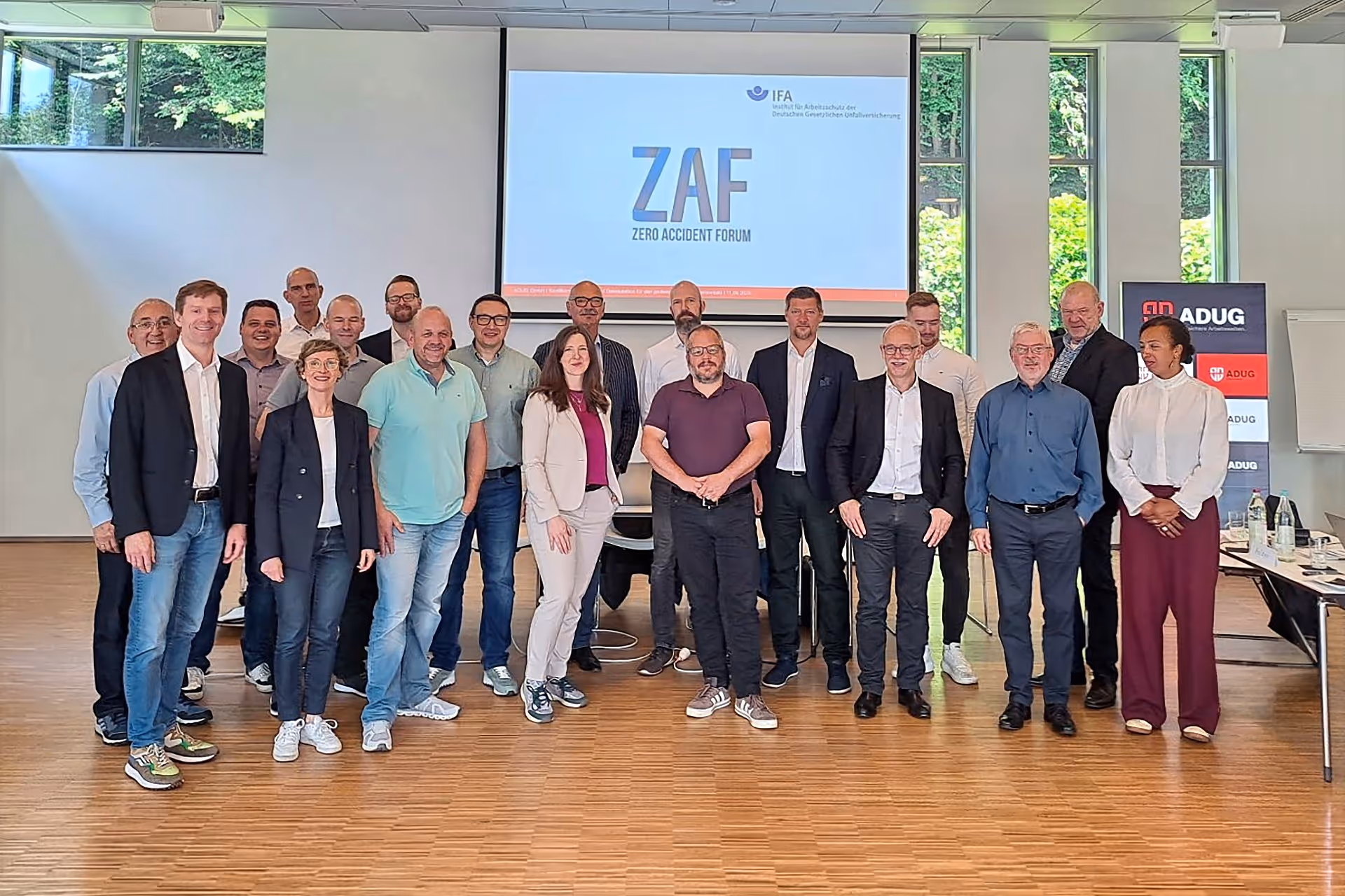 Gruppenfoto des ZAF Jahrestreffens 2026 im Cuno Forum Herdecke mit Teilnehmenden vor einer Präsentationsfläche zum Zero Accident Forum und einem ADUG Banner im Hintergrund. Die Veranstaltung thematisiert Arbeitsschutz, Prävention, Deeskalation, psychische Gefährdungsbeurteilung, künstliche Intelligenz im beruflichen Alltag und praxisnahen Gesundheitsschutz.