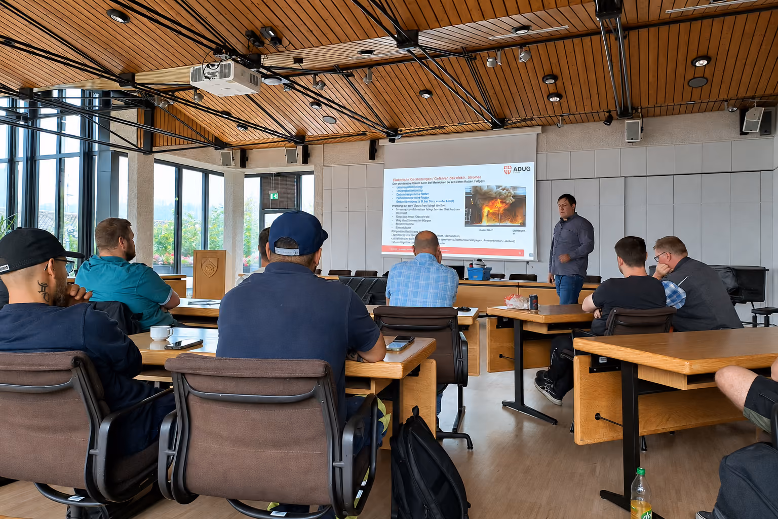 EuP Grundschulung der ADUG Akademie mit Teilnehmern und Dozent bei einer Schulung zu elektrischen Gefährdungen und sicherem Arbeiten mit elektrischem Strom.