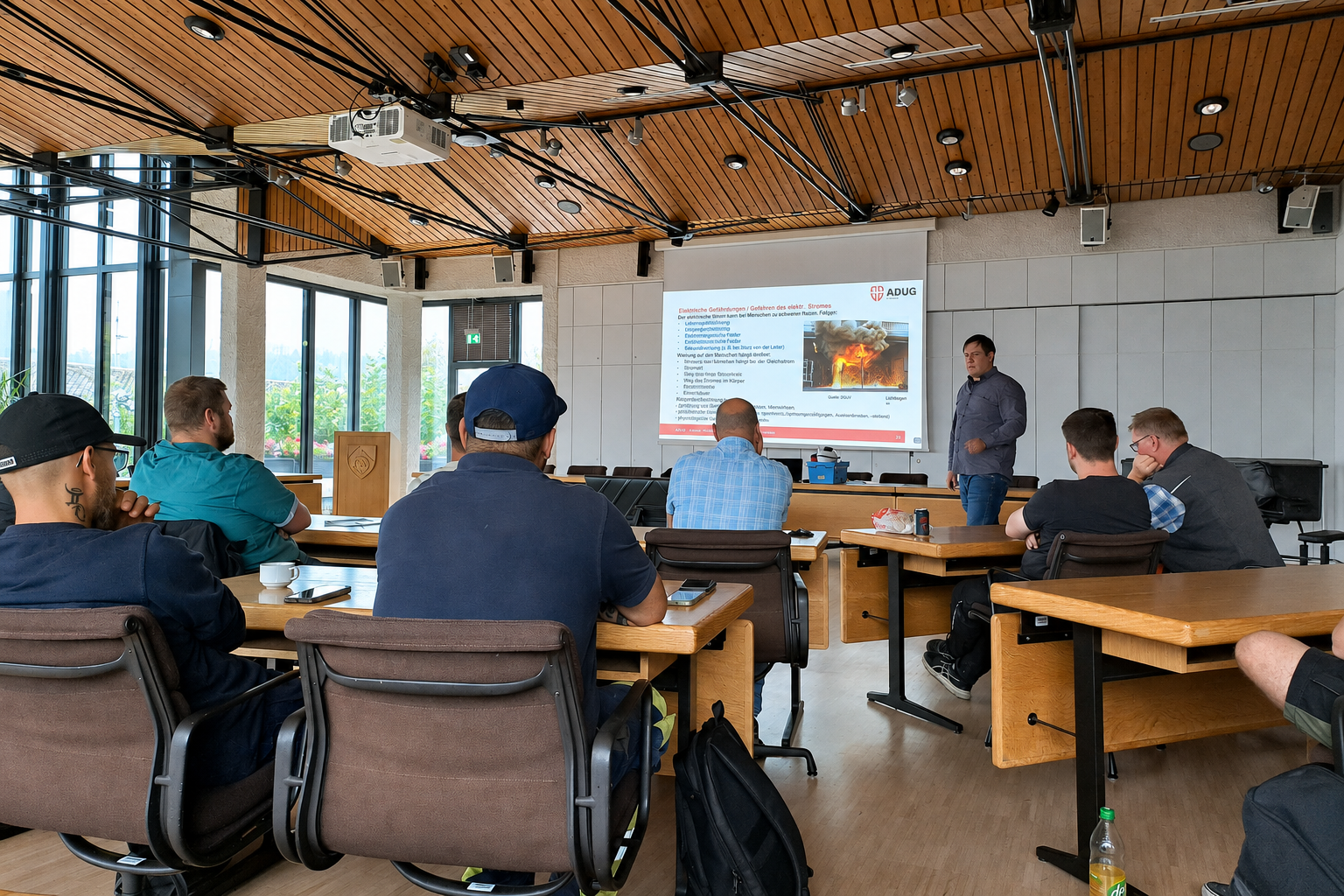 EuP Grundschulung der ADUG Akademie mit Teilnehmern und Dozent bei einer Schulung zu elektrischen Gefährdungen und sicherem Arbeiten mit elektrischem Strom.