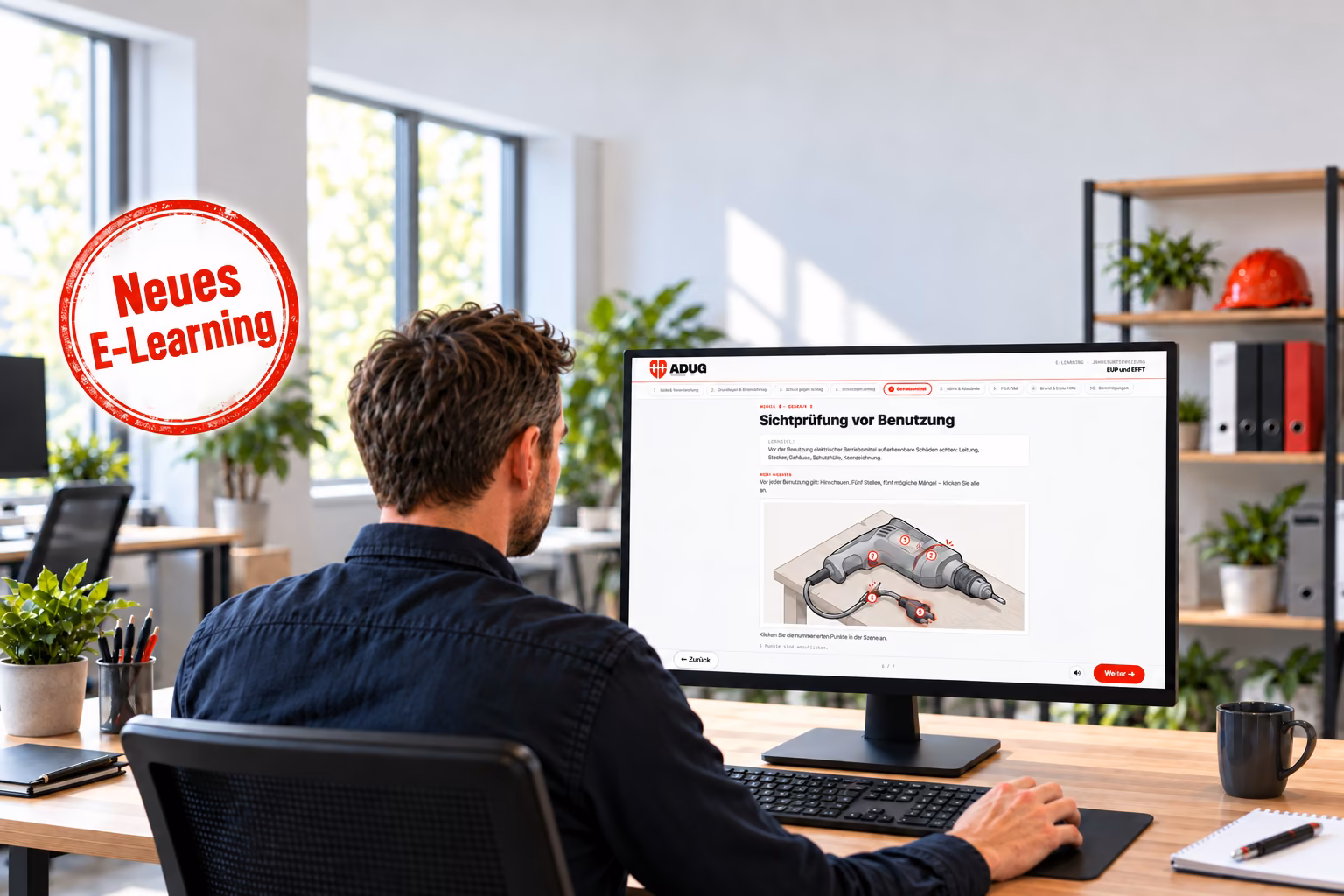 Person absolviert am PC die EuP Wiederholungsschulung der ADUG Akademie. Auf dem Bildschirm ist eine Übung zur Sichtprüfung einer Bohrmaschine zu sehen.