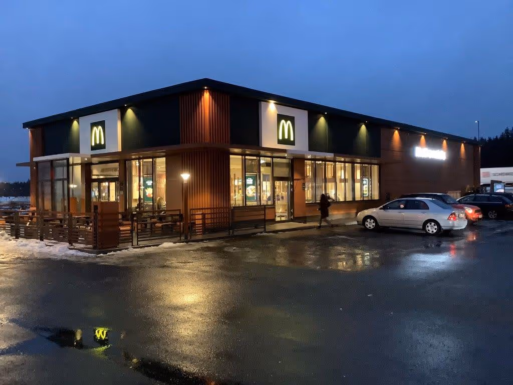 image depicting employees collaborating (for a manufacturing plant)