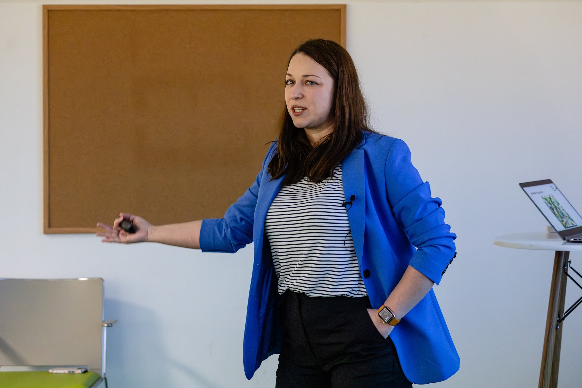 Vladana Bačová přednáší v MEWS na téma UX writingu