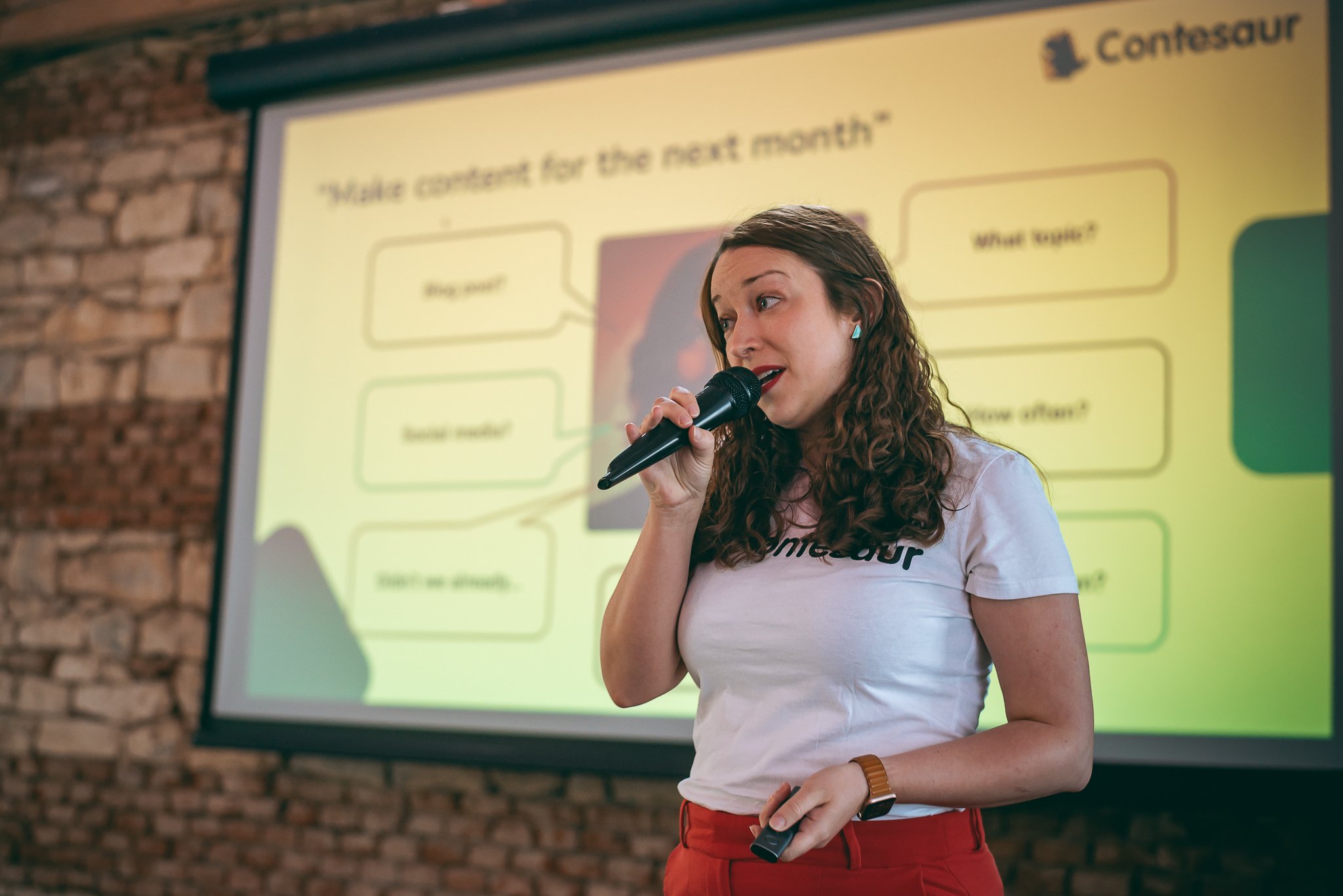 Vladana Bačová prezentuje Contesaura na pódiu