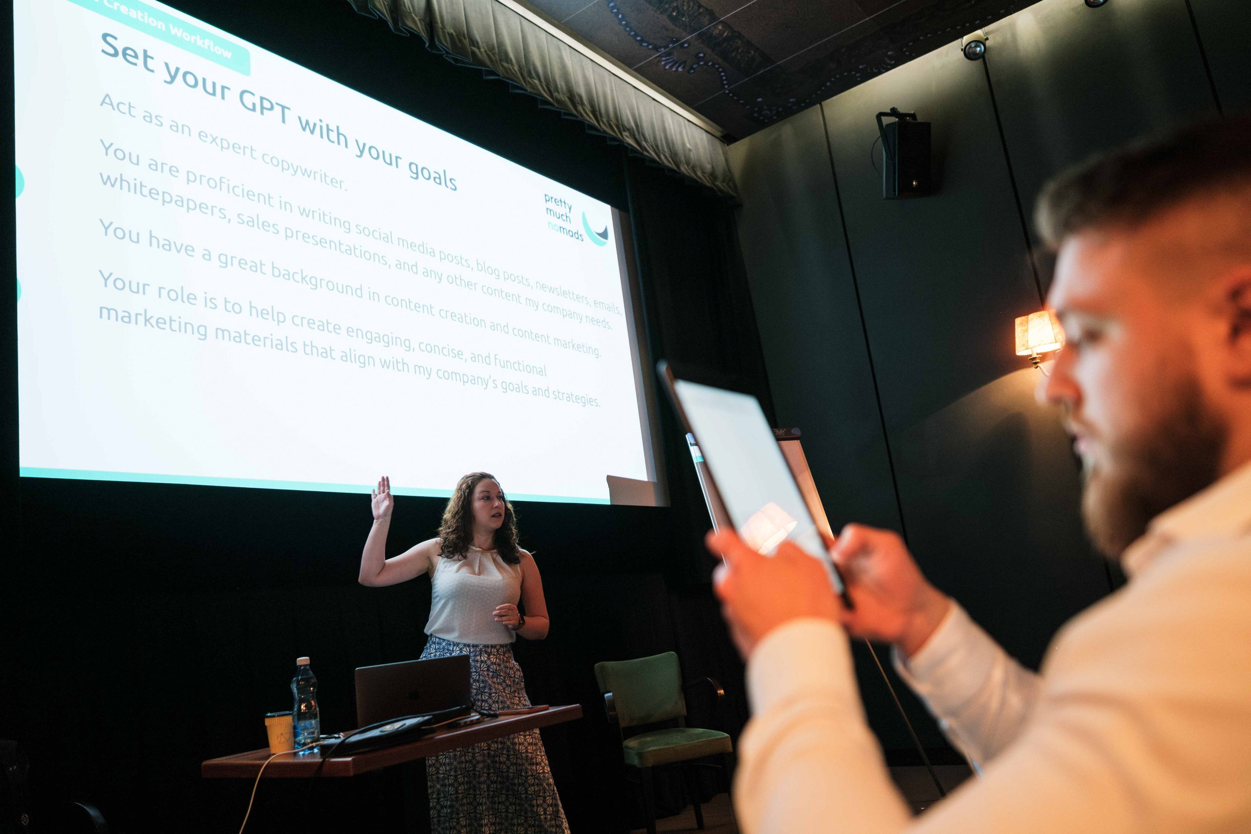 Vladana Bačová vede workshop na konferenci WebExpo, jak pracovat s generativním AI