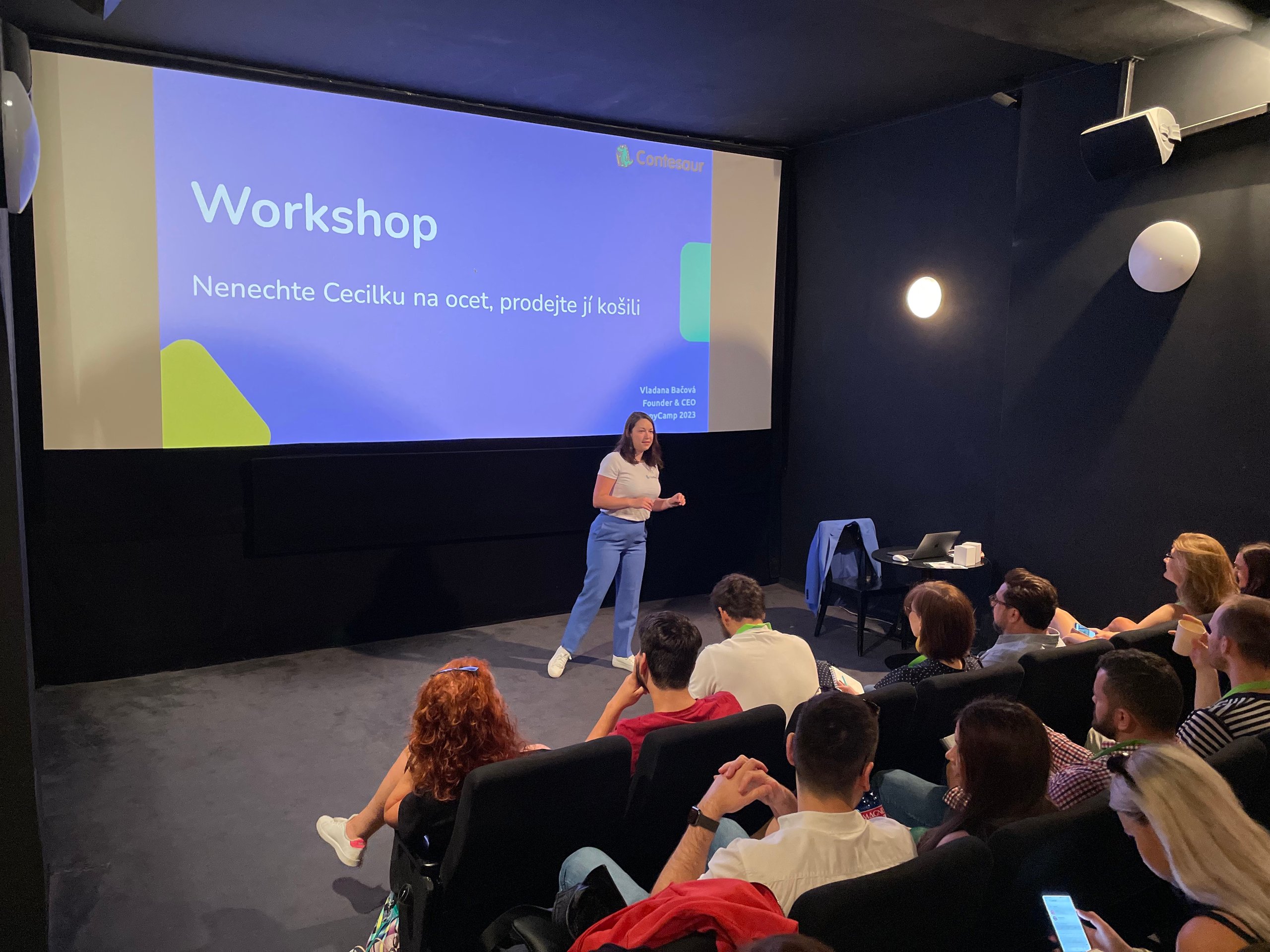Vladana Bačová vede workshop na konferenci CopyCamp na téma Nenechte Cecilku na ocet: plánujte pro svou cílovku