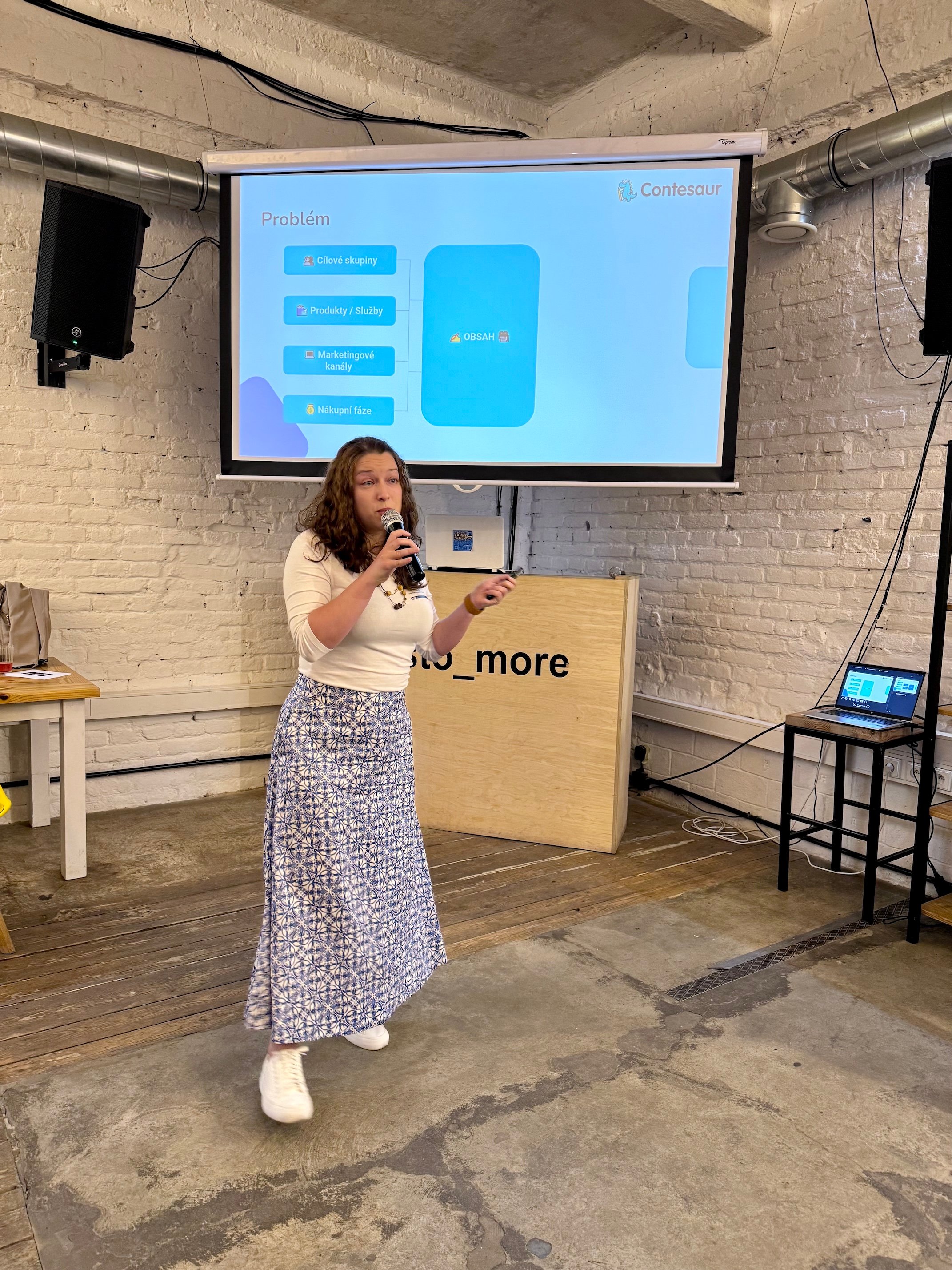 Vladana Bačová prezentuje aplikaci Contesaur na akci od CzechInvestu