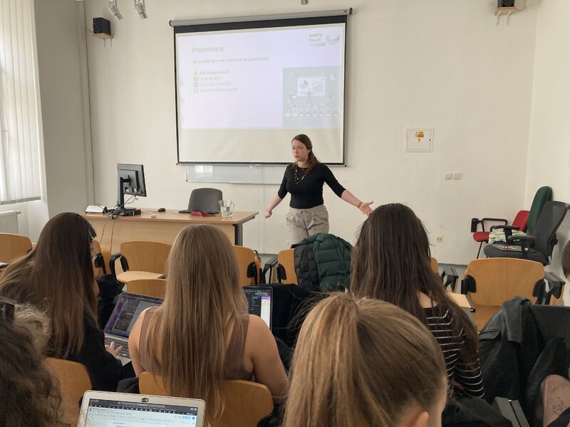 Vladana Bačová přednáší na téma Obsahová strategie v B2B na University College Prague