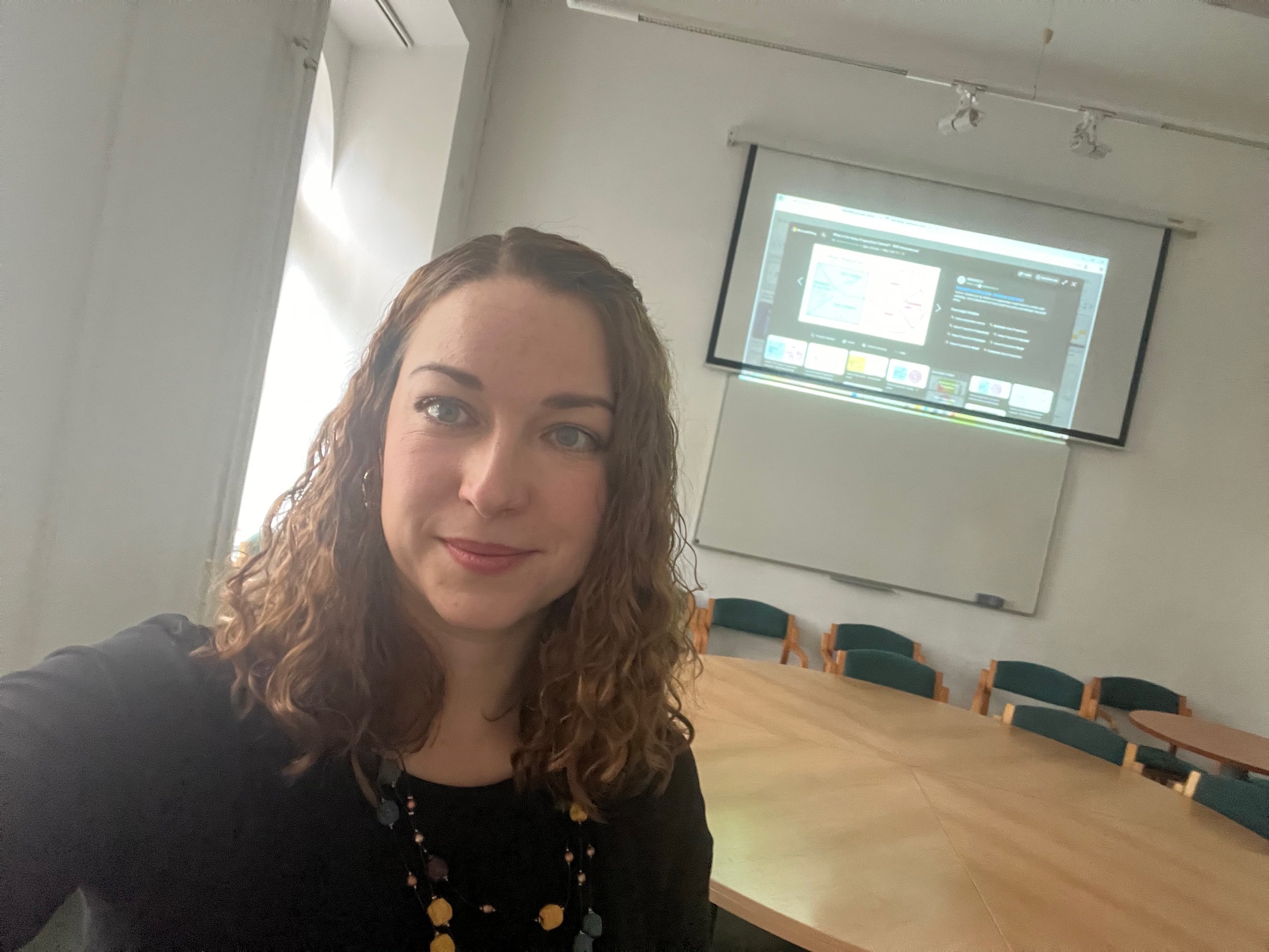 Vladana Bačová přednáší na Karlově Univerzitě v Praze