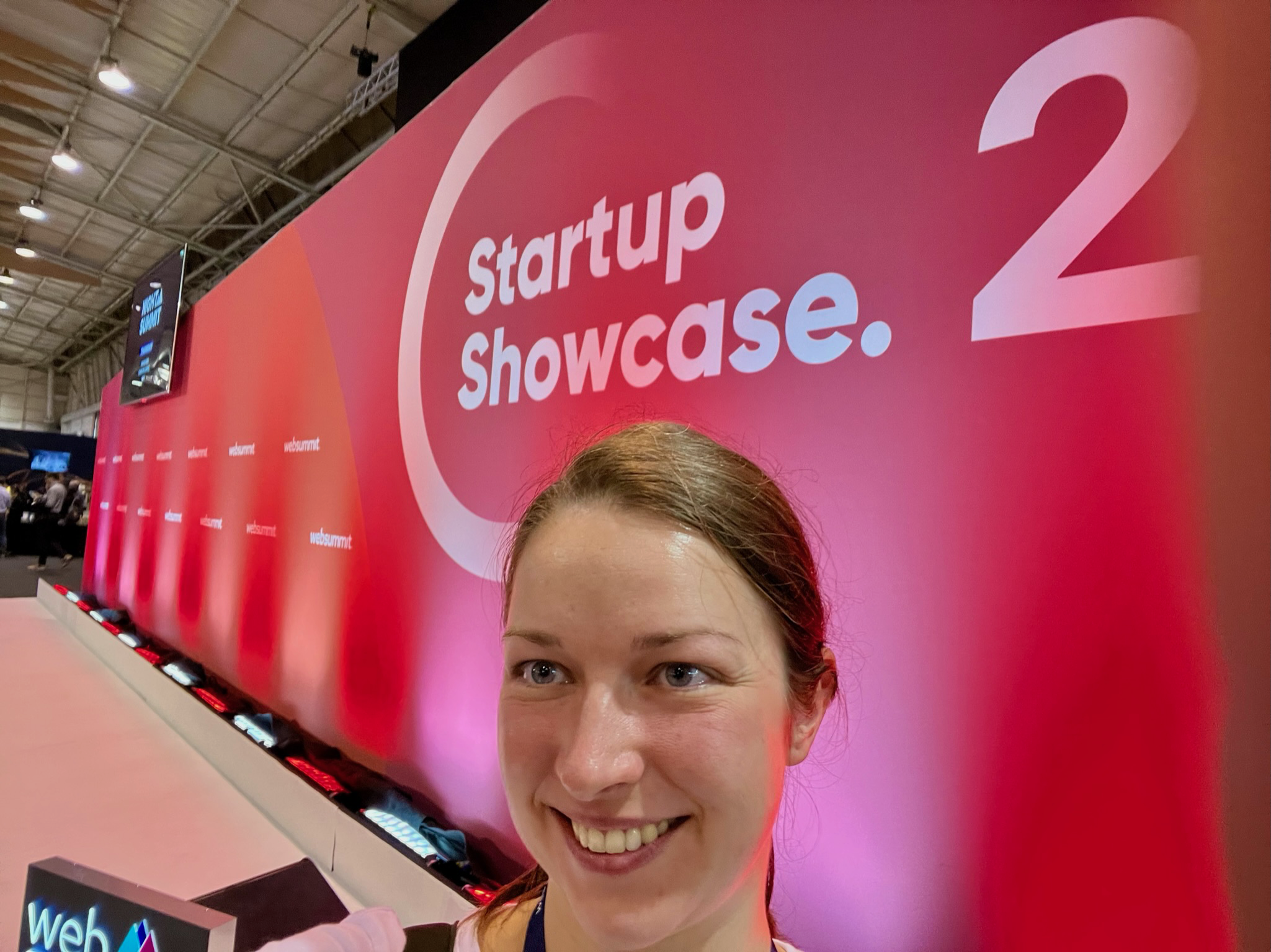 Vladana Bačová na pódiu Startup Showcase na lisabonské konferenci Web Summit