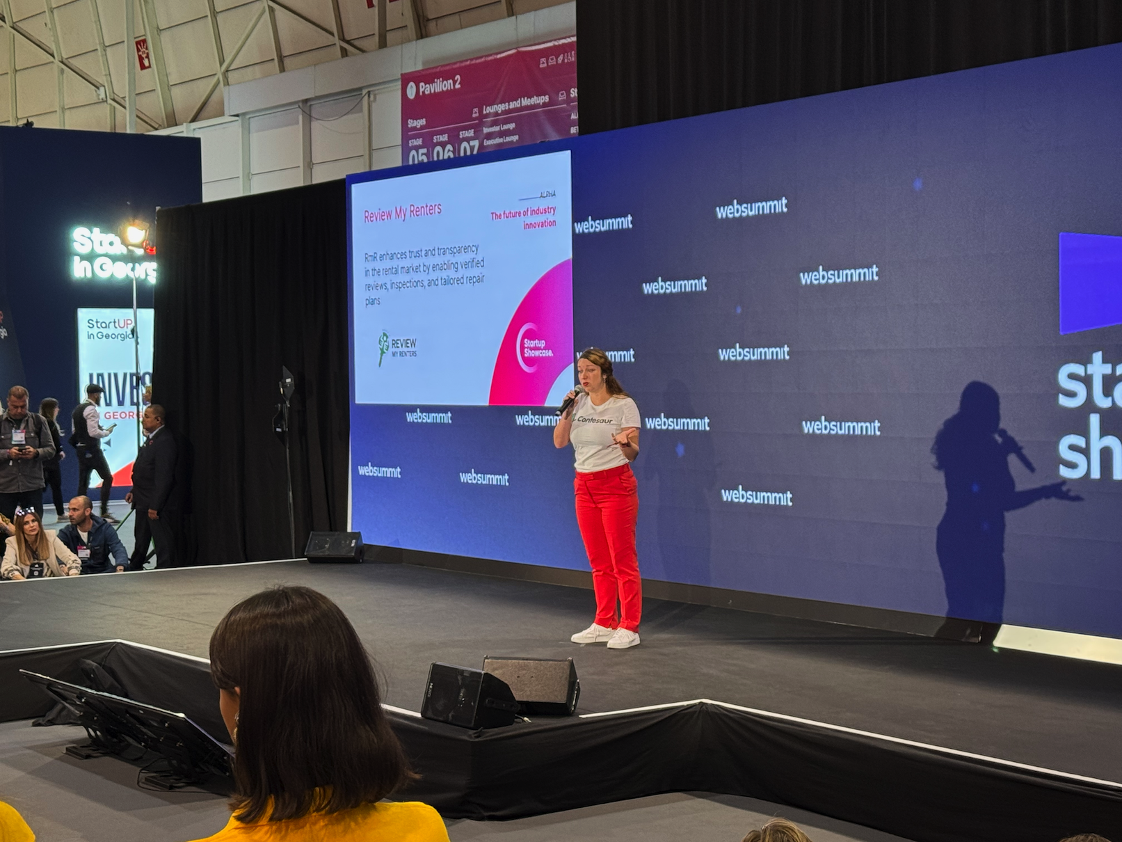 Vladana Bačová na pódiu konference Web Summit v Lisabonu