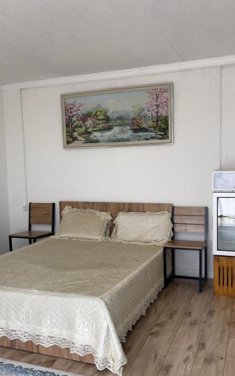 Чистая вода озера Иссык-Куль рядом с отелем