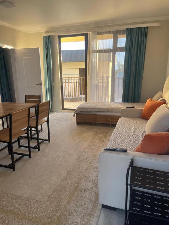 Вид с балкона на озеро и горы