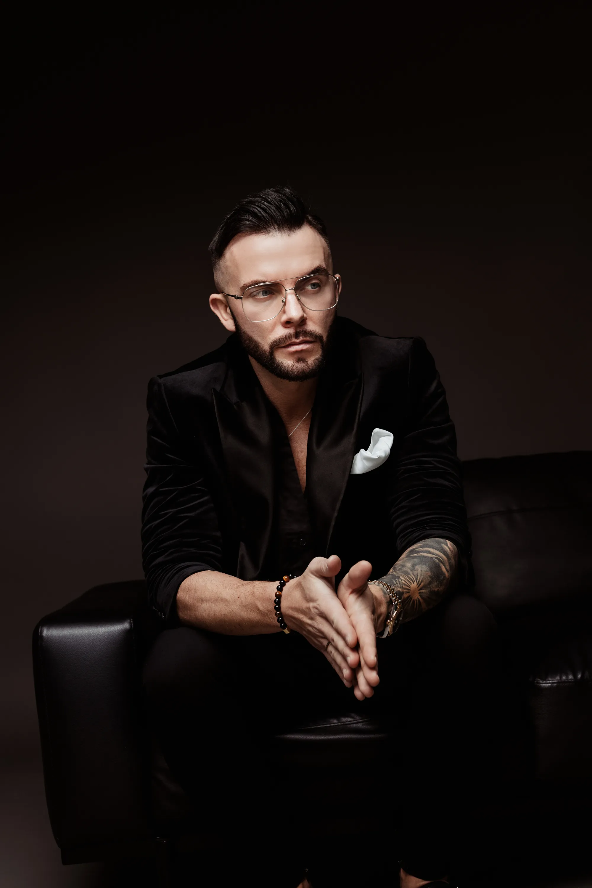 Elegancka sesja męska typu premium – mężczyzna w marynarce i okularach, studio Opole.