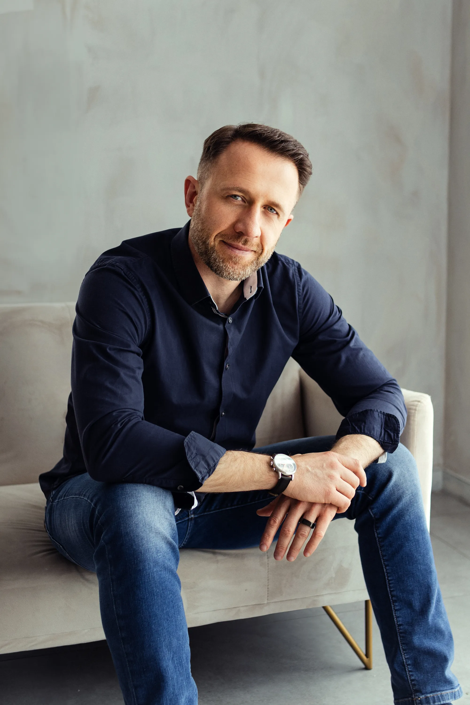 Biznesowy portret męski – profesjonalista siedzący na fotelu, sesja do LinkedIn