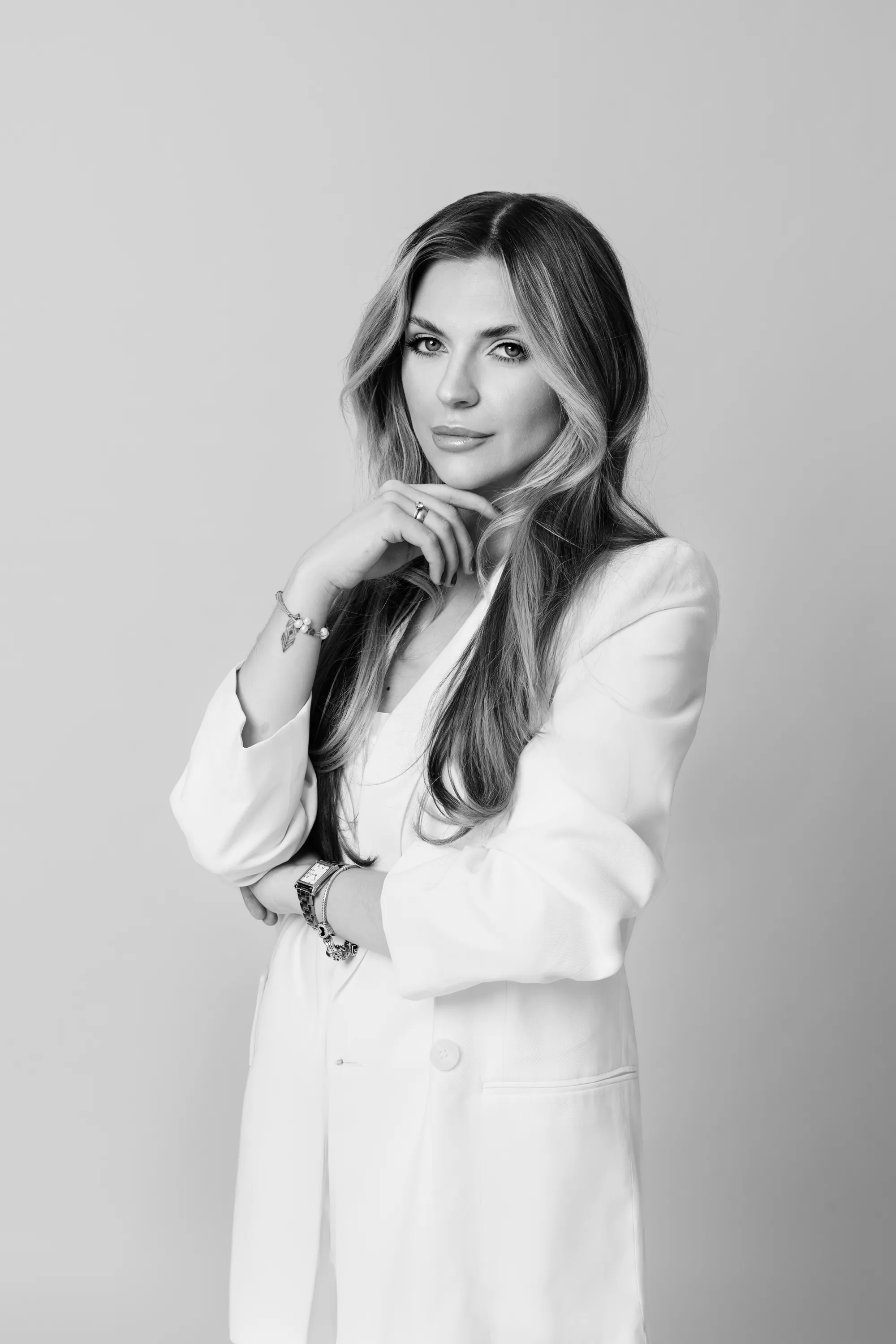 Artystyczna czarno-biała sesja kobieca – elegancki portret wizerunkowy Wrocław