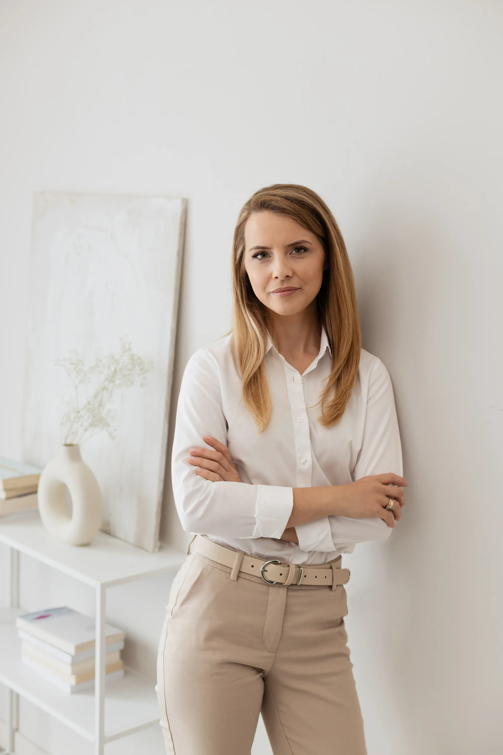 Profesjonalna sesja kobieca w jasnym wnętrzu – portret wizerunkowy, studio Wrocław.