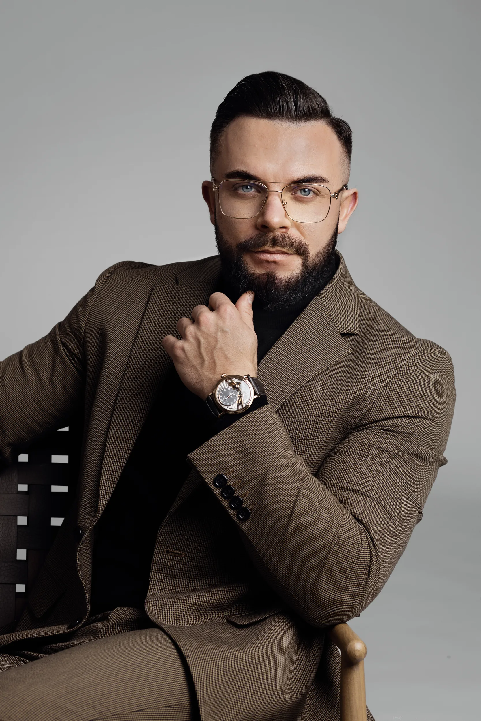 Męski portret premium – stylowy mężczyzna w okularach i marynarce, studio Opole/Wrocław