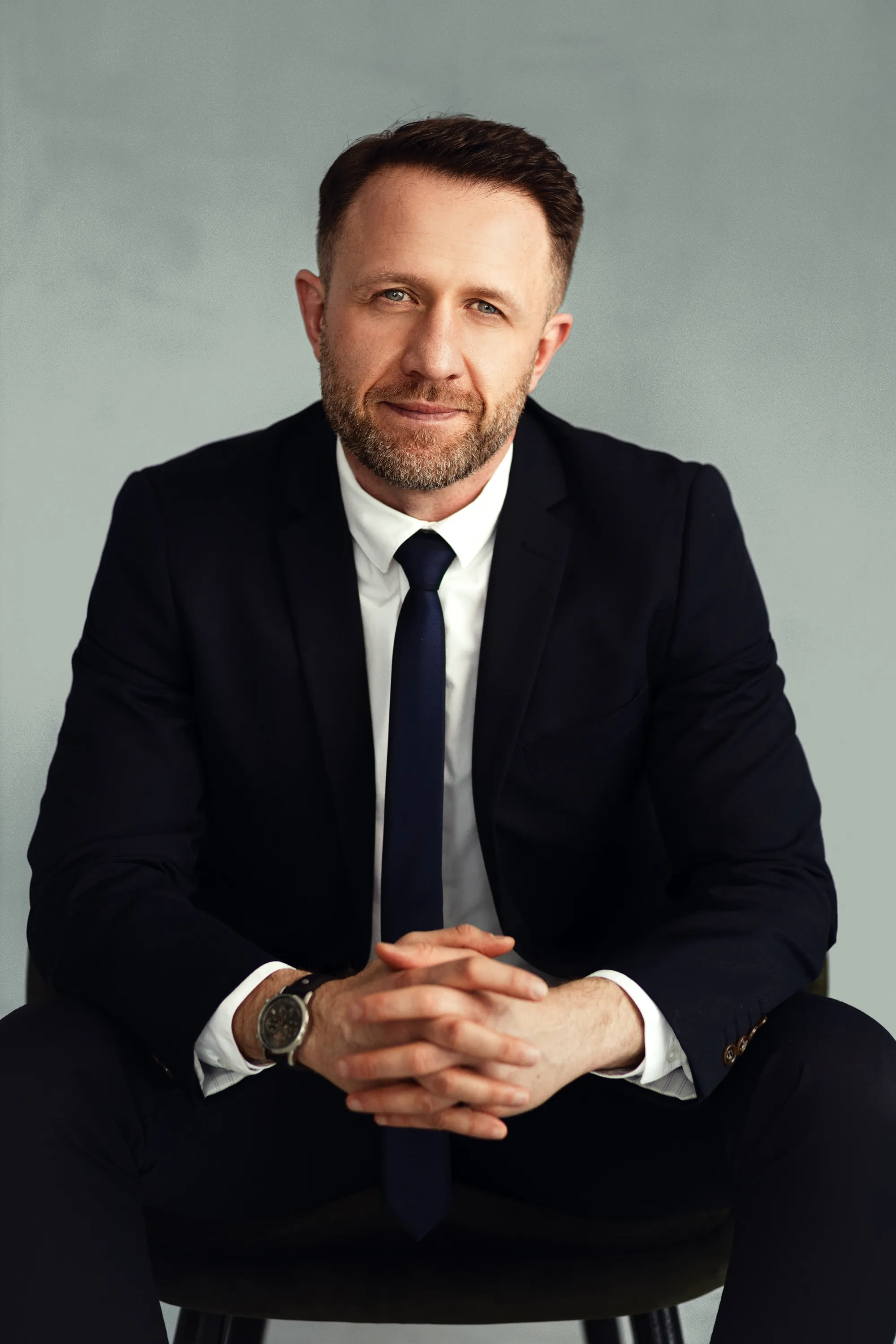Klasyczny portret biznesowy mężczyzny – profesjonalne zdjęcie do LinkedIn i strony WWW, Opole/Wrocław