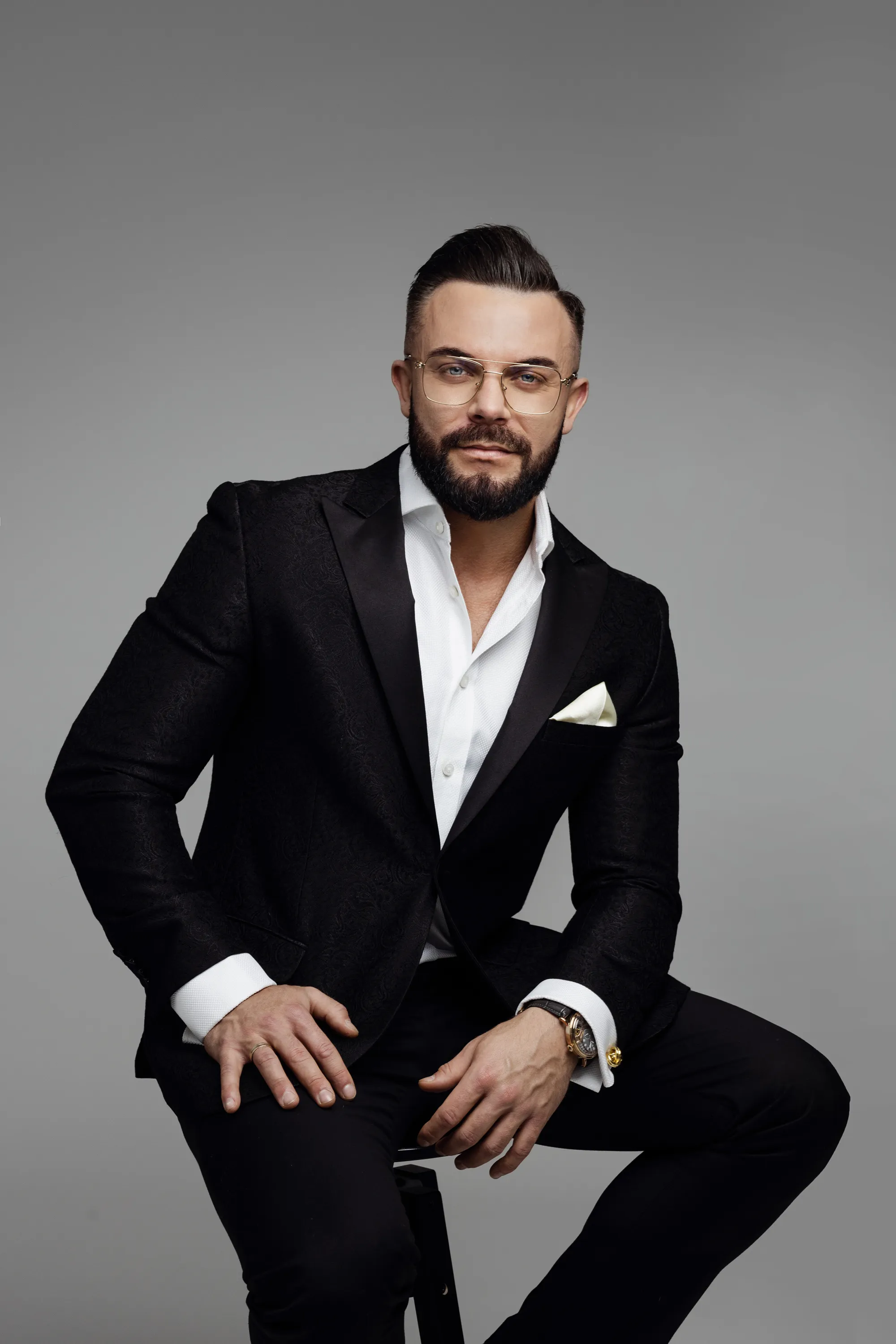 Elegancka sesja biznesowa premium – mężczyzna w garniturze i okularach, studio Wrocław.