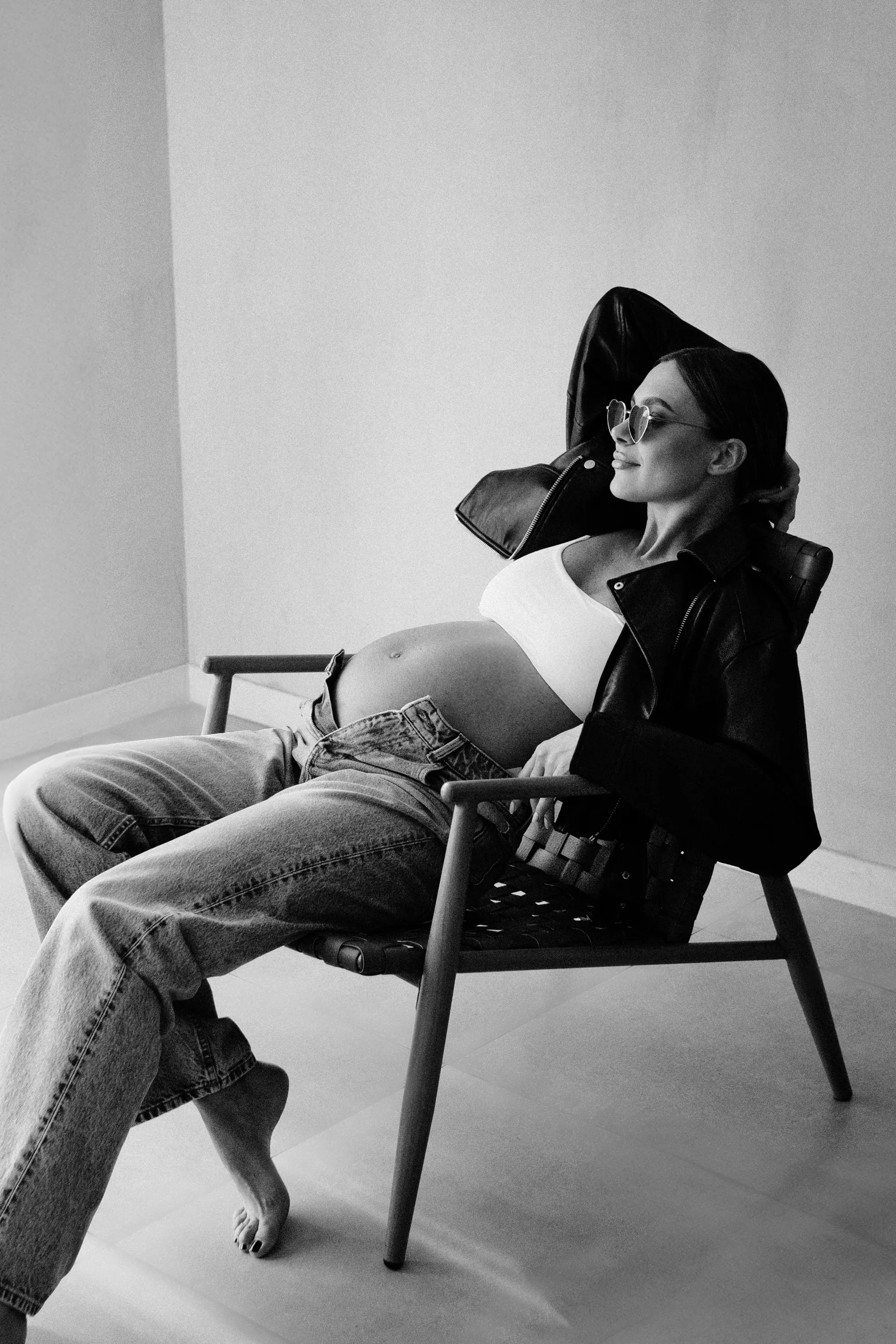 tylowa sesja ciążowa w studio – przyszła mama w czarnej ramonesce i jeansach, Wrocław