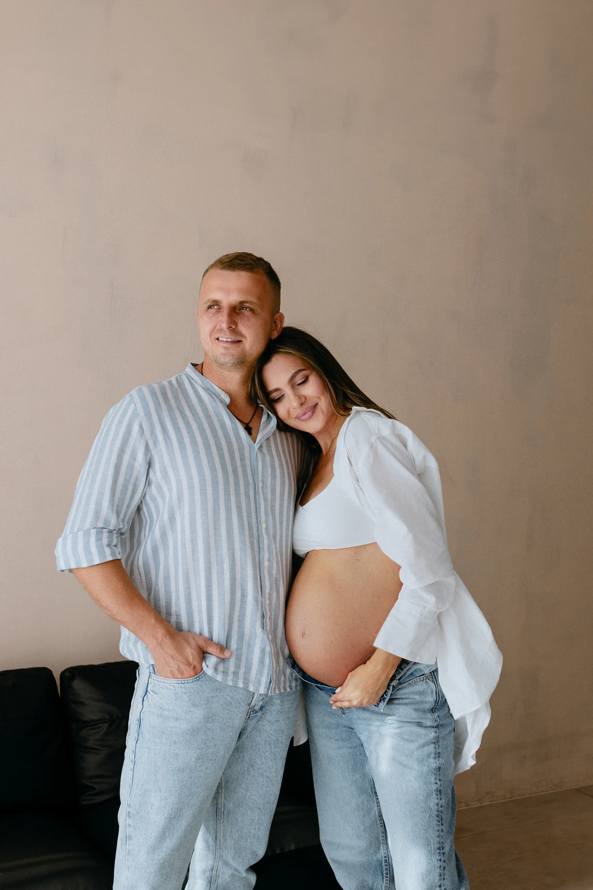 Czuła sesja ciążowa we dwoje – przyszła mama i tata w naturalnej, jasnej stylizacji, Wrocław.