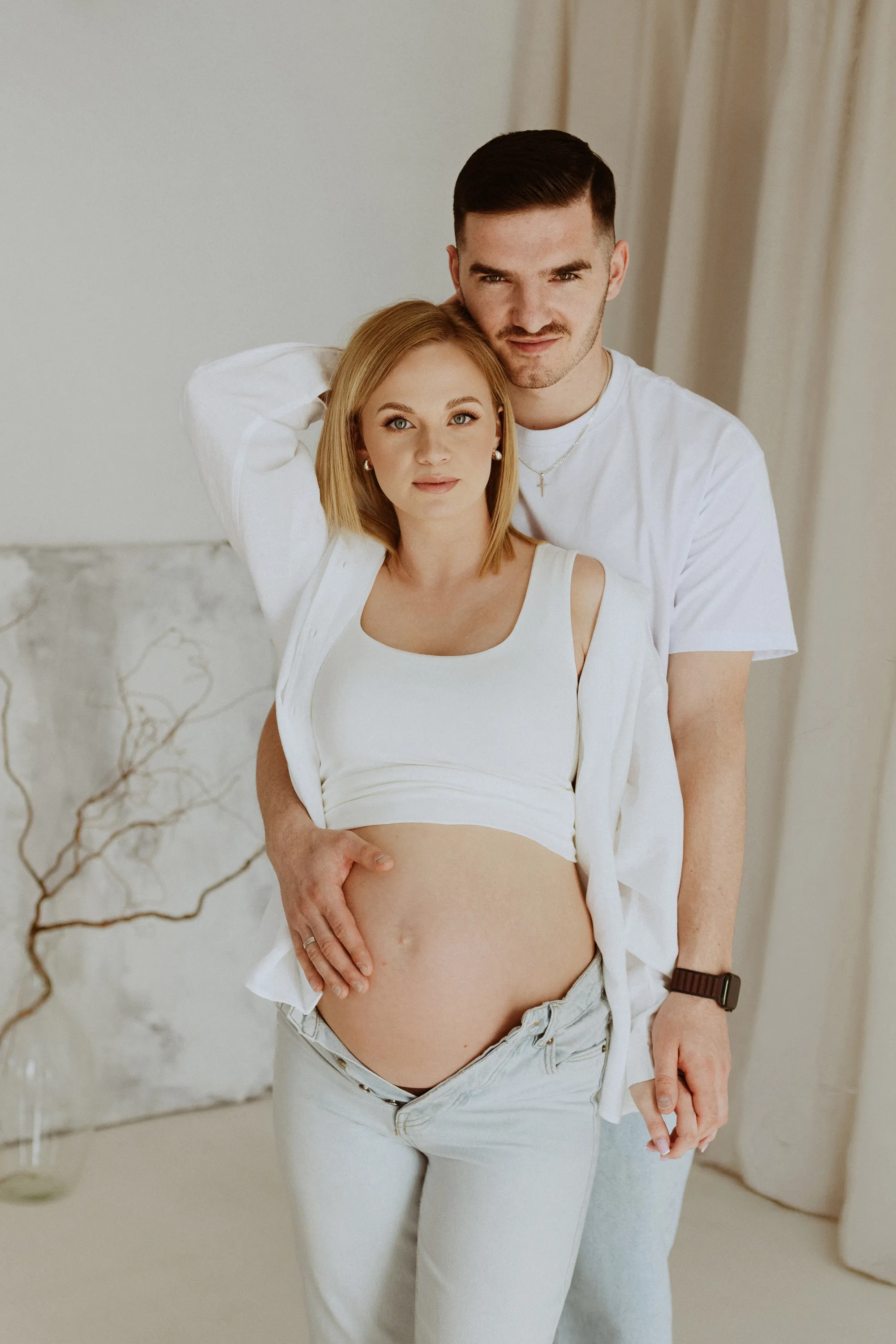 Jasna i świetlista sesja ciążowa – przyszła mama w stylizacji typu lifestyle, Wrocław.