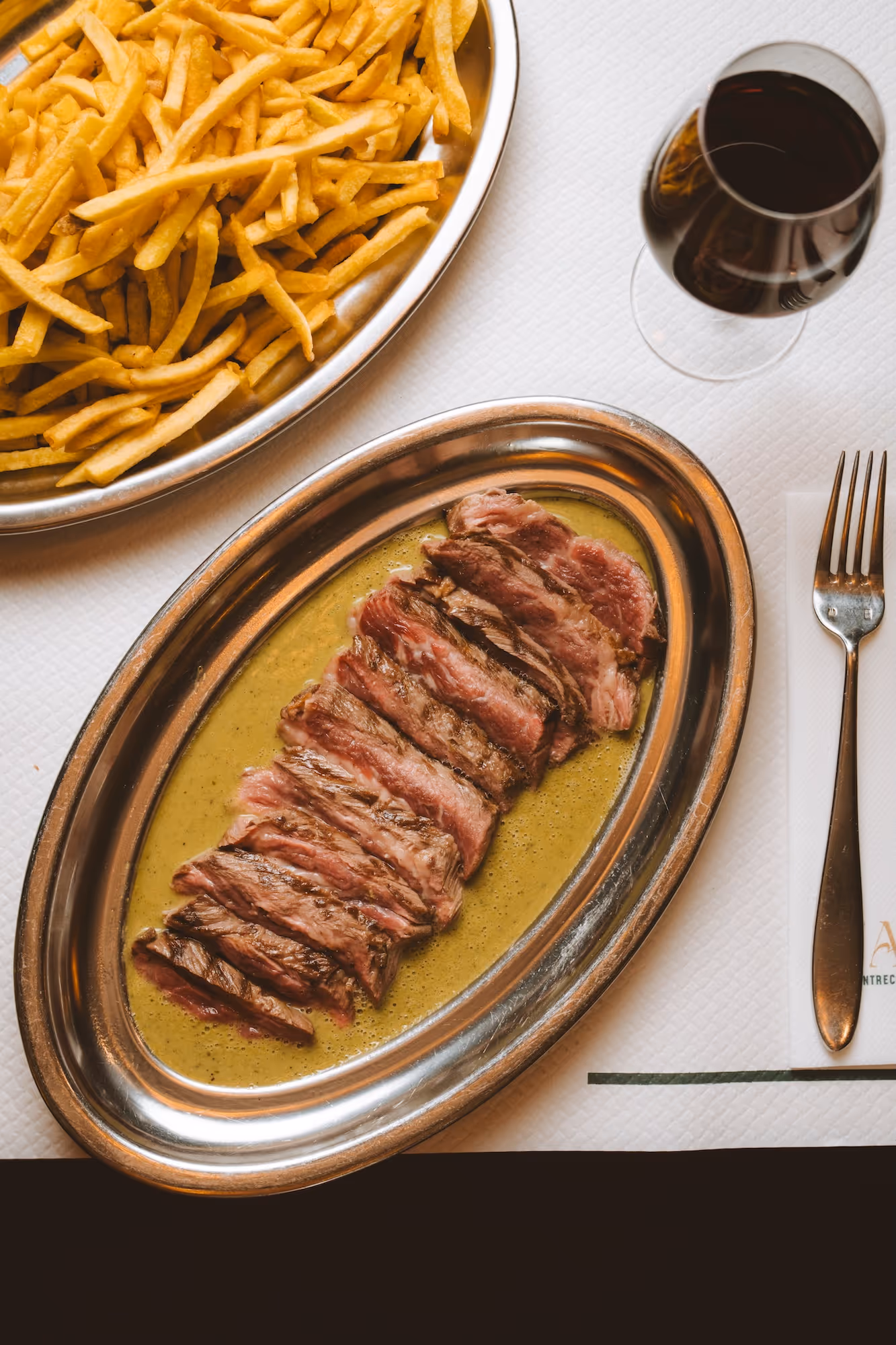 plat d'entrecôte servies avec frittes