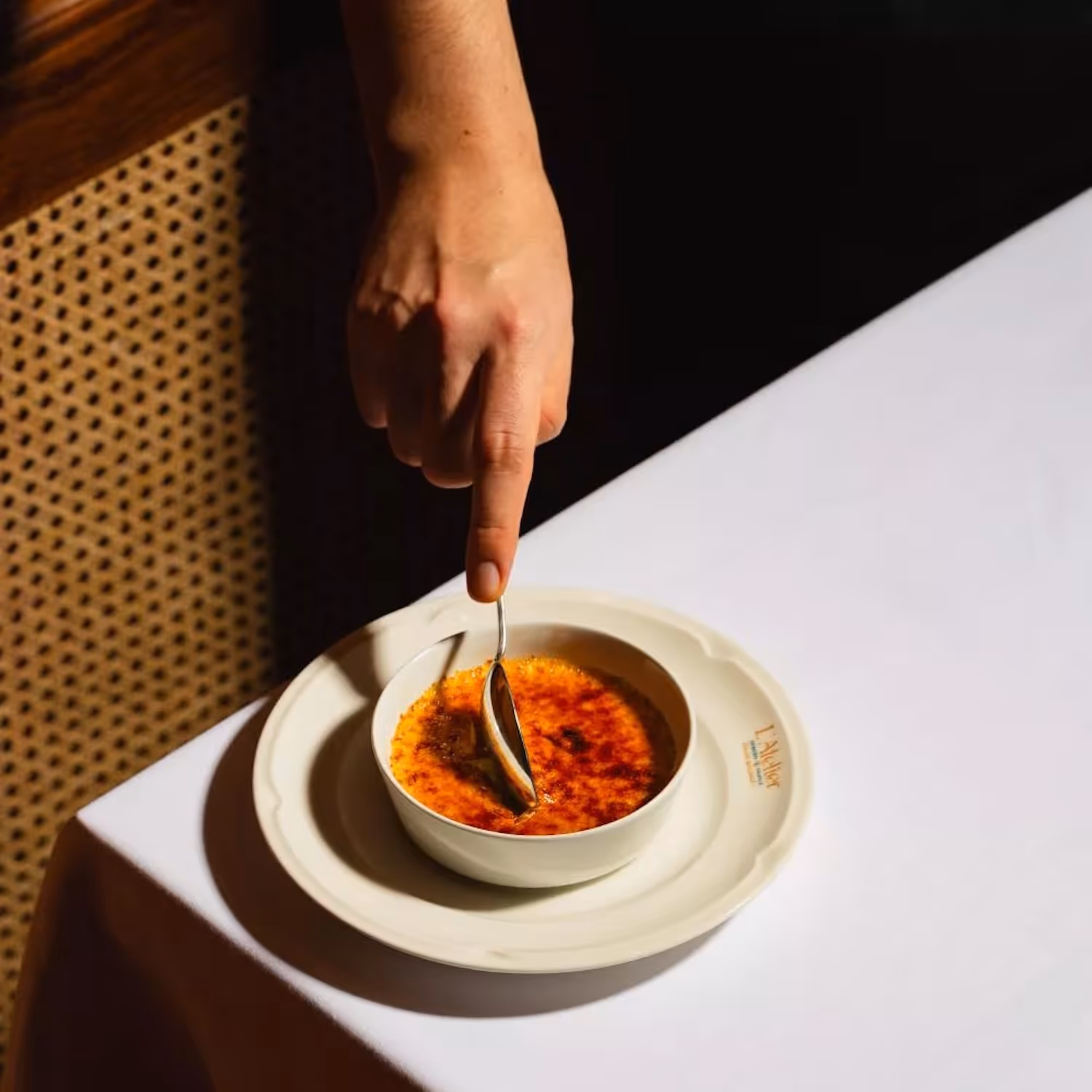 Crême brûlée sur une table