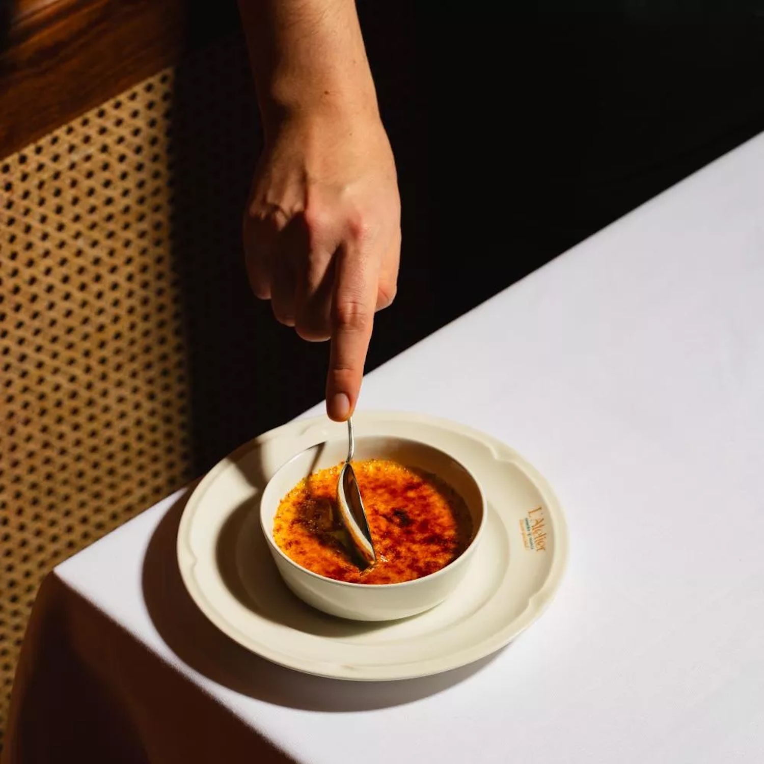 Crême brûlée sur une table