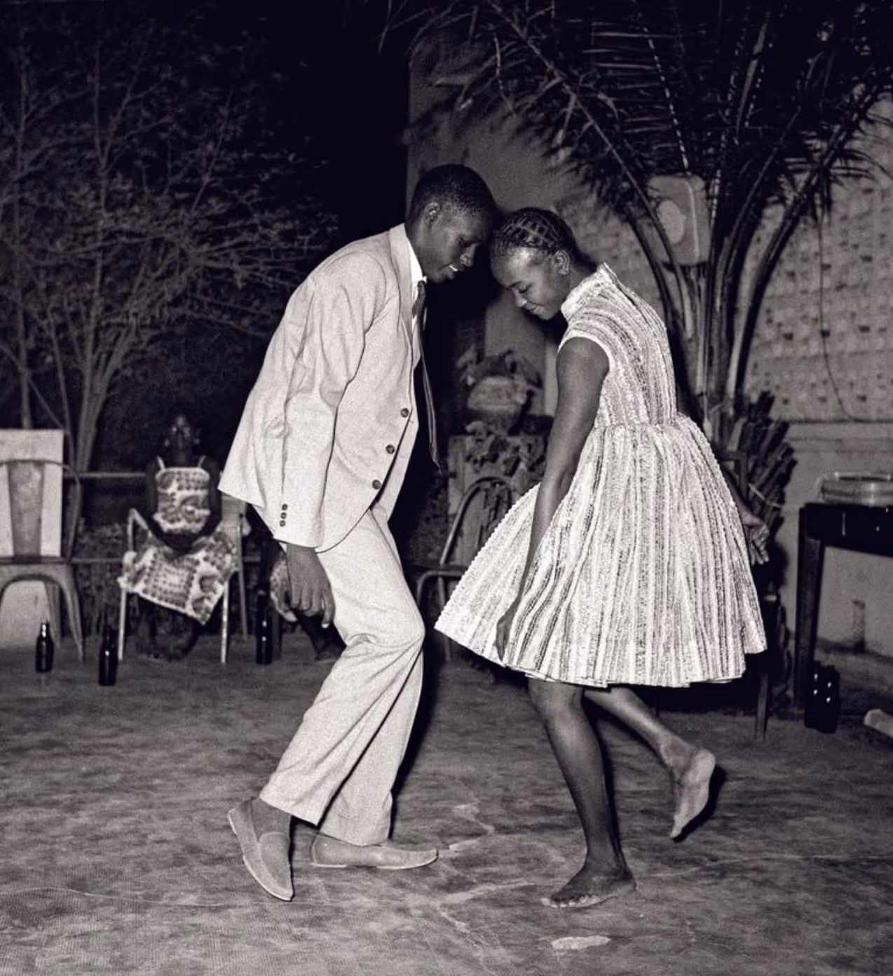 personnes qui dansent dans une brasserie